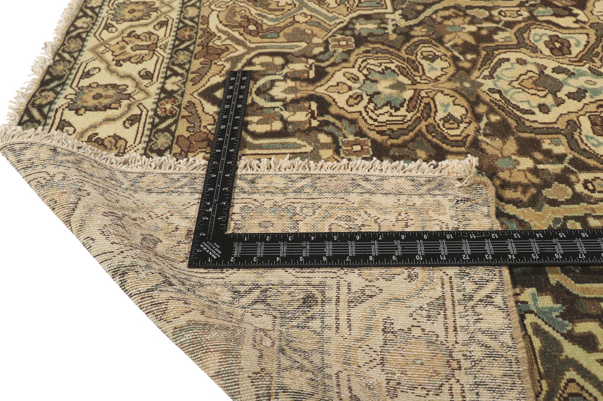 Antiker persischer Bakhtiari-Teppich, Timeless Elegance trifft auf maskuline Raffinesse (Handgeknüpft) im Angebot