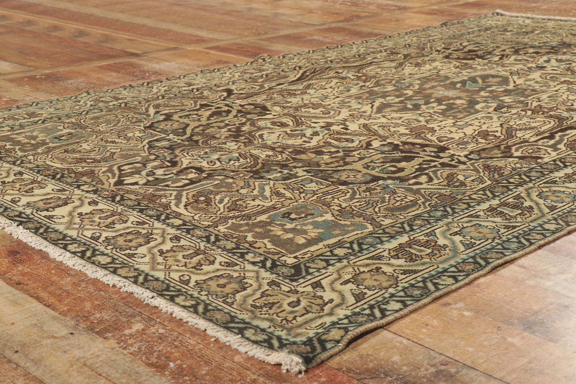 Antiker persischer Bakhtiari-Teppich, Timeless Elegance trifft auf maskuline Raffinesse im Zustand „Starke Gebrauchsspuren“ im Angebot in Dallas, TX