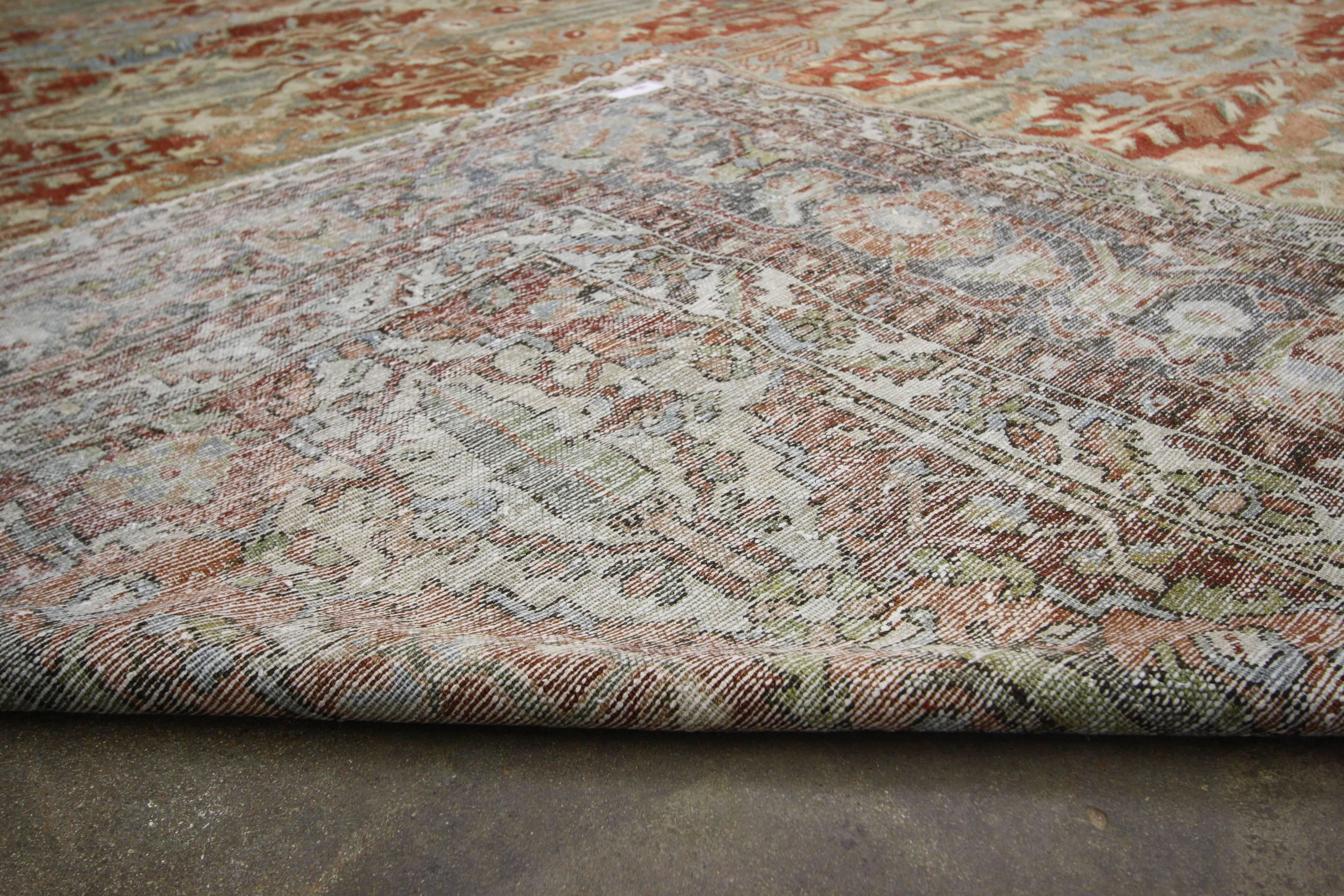 Antiker persischer Bakhtiari-Teppich in Zimmergröße im Zustand „Starke Gebrauchsspuren“ im Angebot in Dallas, TX