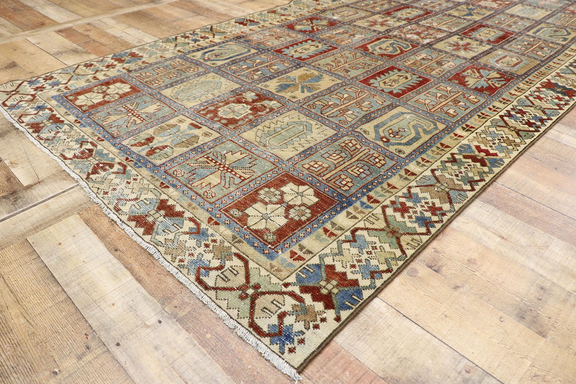 Noué à la main Tapis persan Bakhtiari ancien vieilli de style rustique moderne en vente
