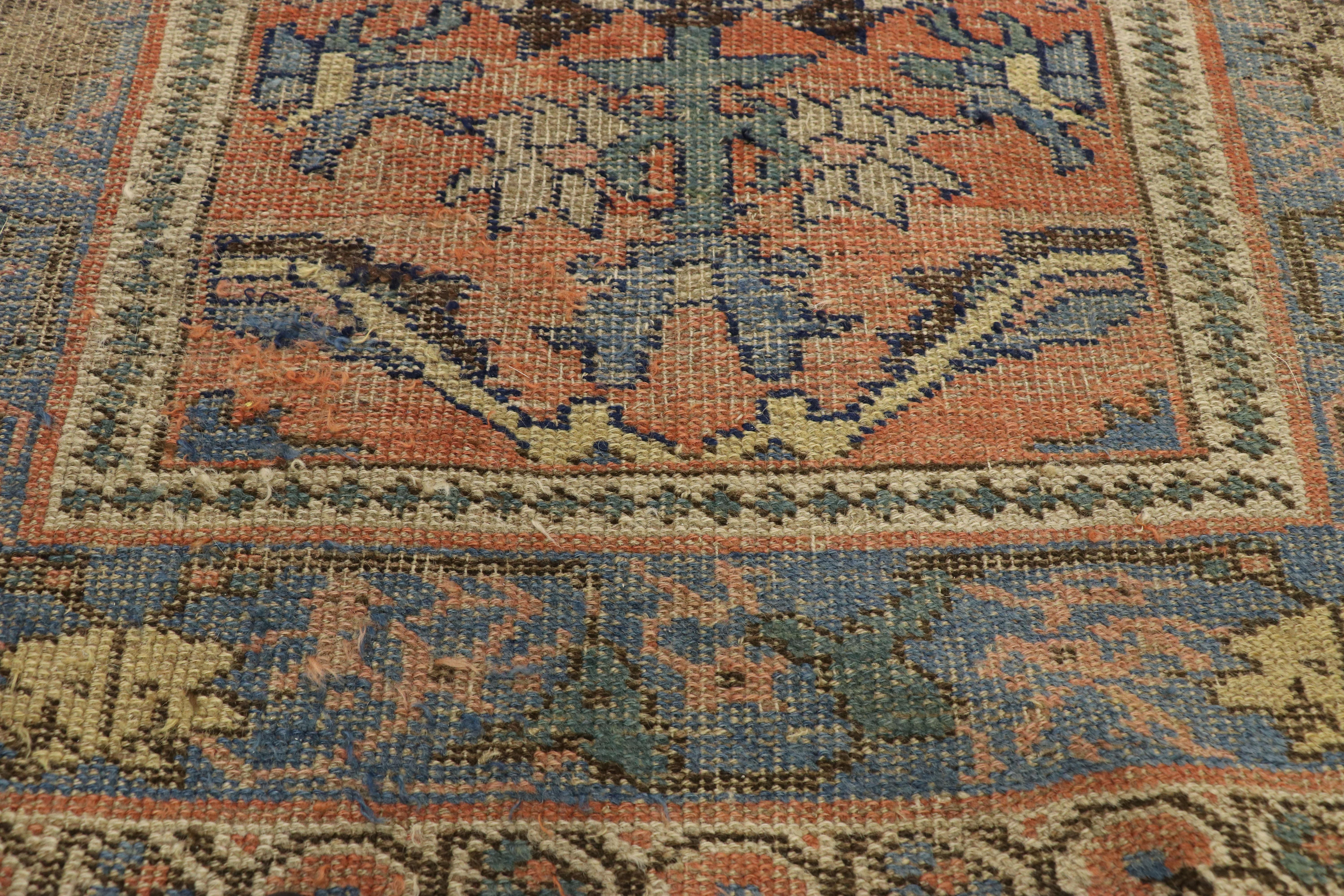 Perse Tapis persan Bijar ancien vieilli avec un style rustique belge Arts & Crafts en vente