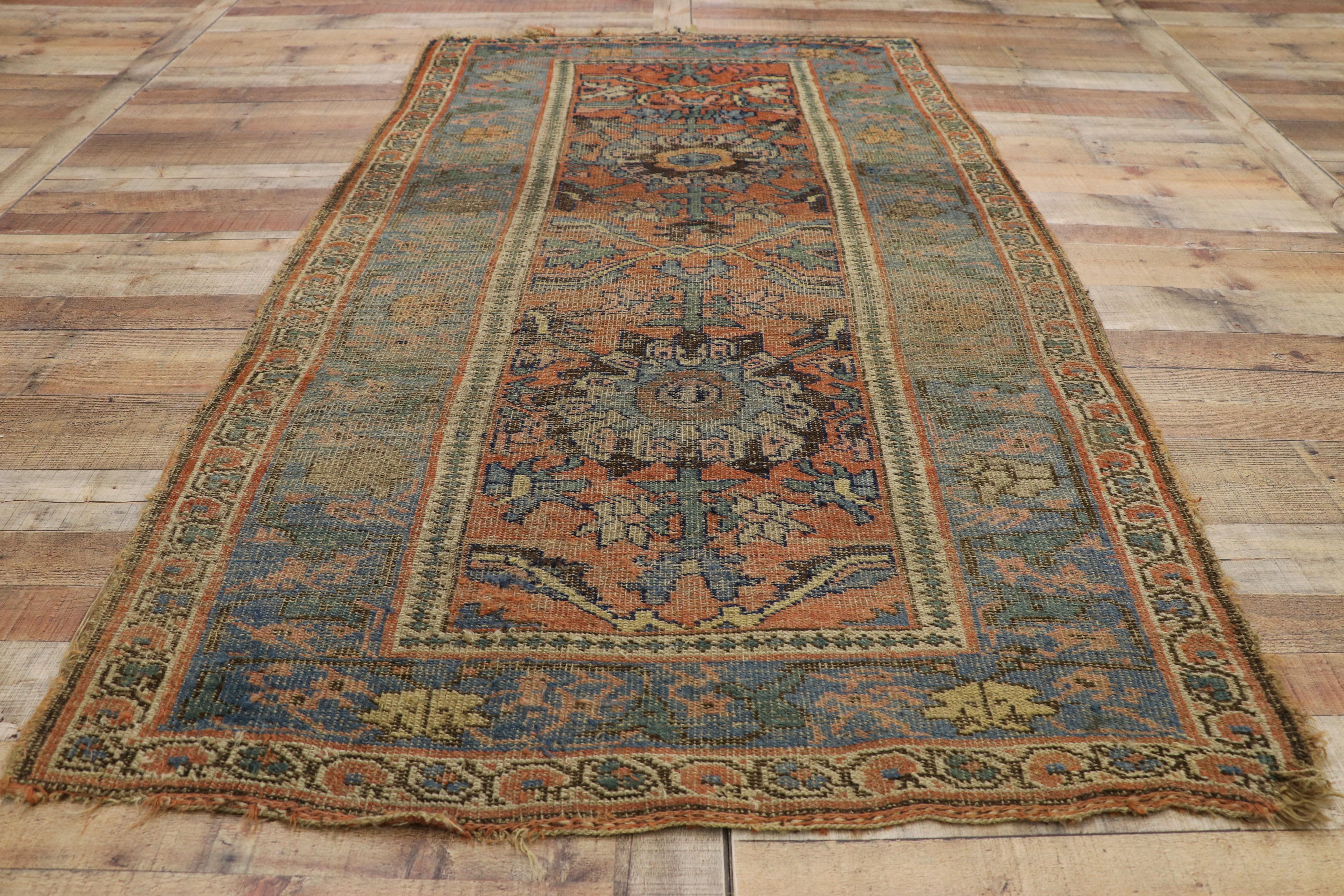 Laine Tapis persan Bijar ancien vieilli avec un style rustique belge Arts & Crafts en vente