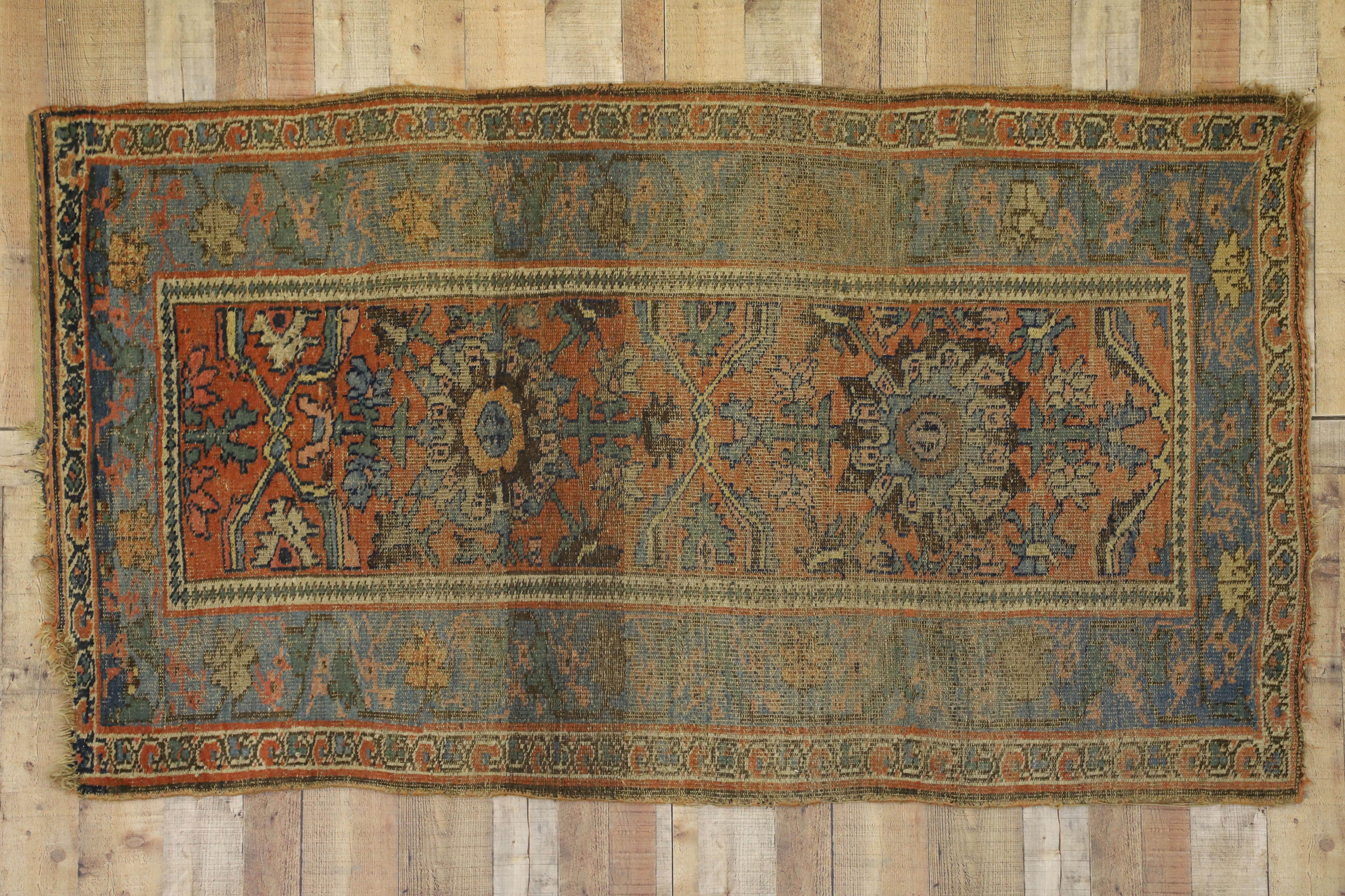Tapis persan Bijar ancien vieilli avec un style rustique belge Arts & Crafts en vente 1