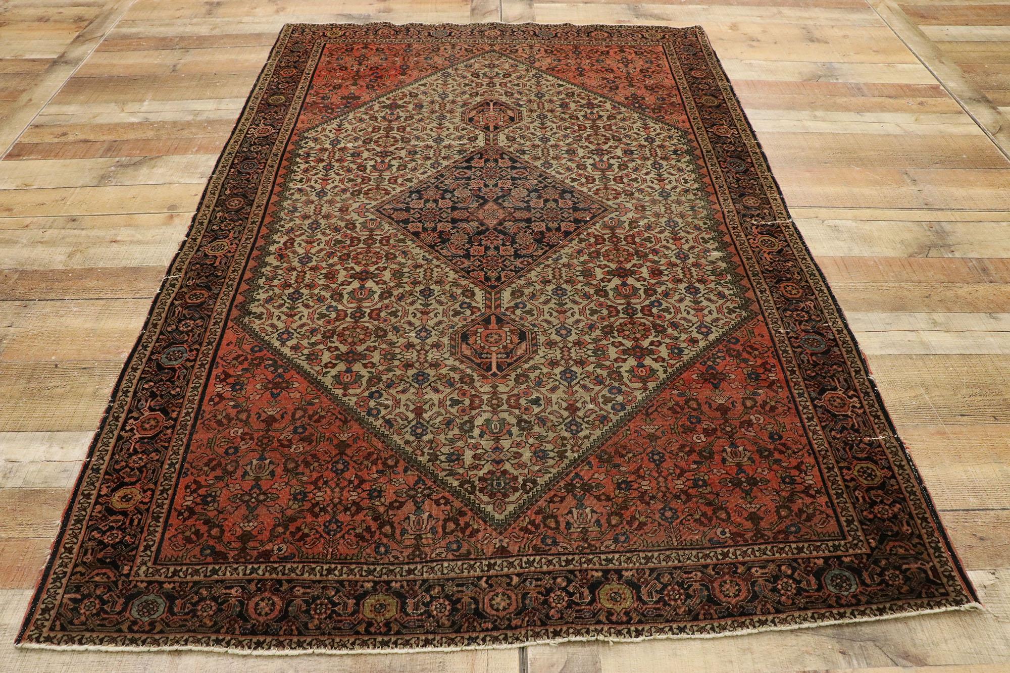 Tapis persan Farahan ancien vieilli avec des éléments de style artisanal rustique en vente 1