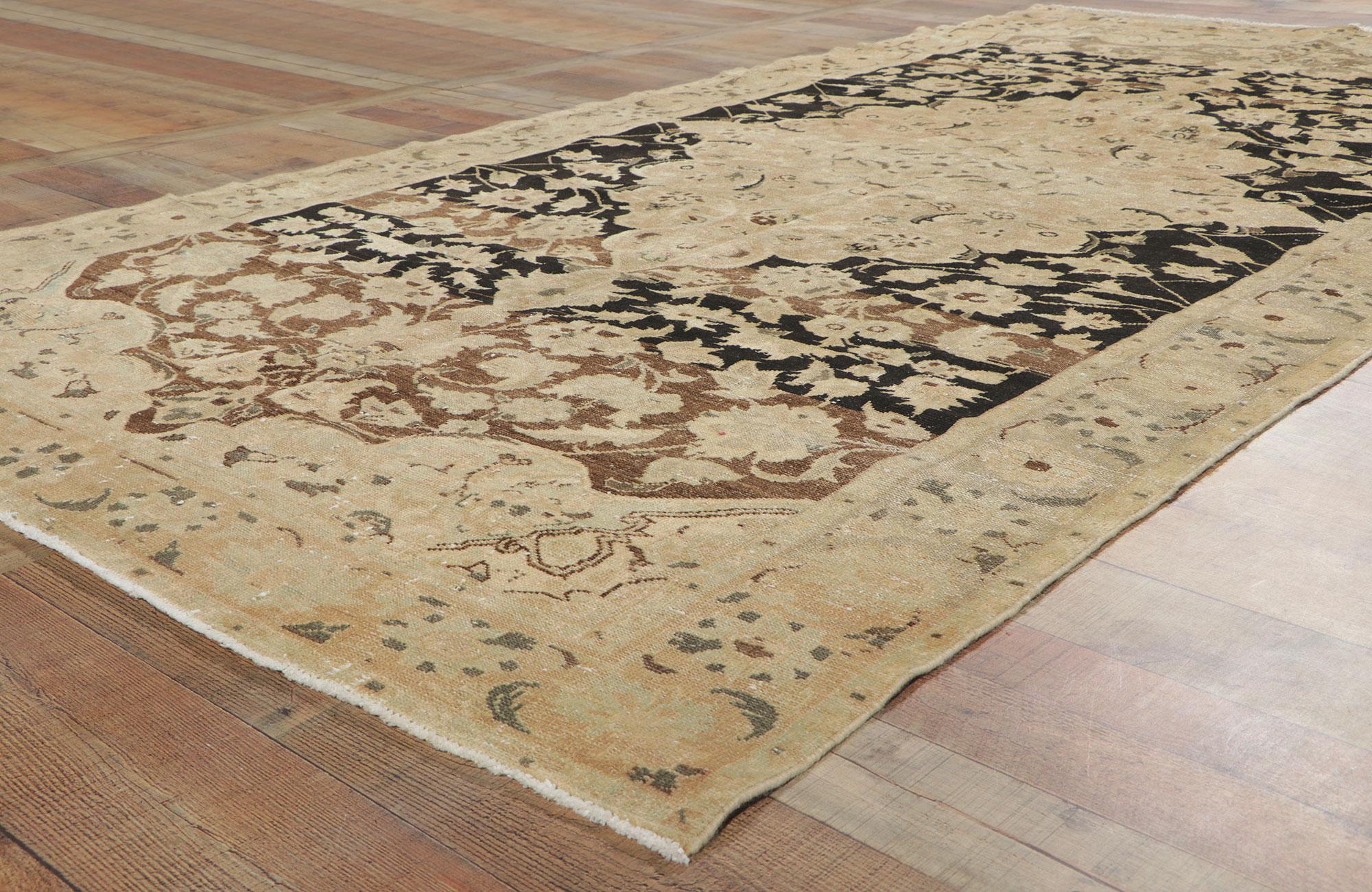 Distressed Antique Persian Feridan Rug In Distressed Condition For Sale In Dallas, TX