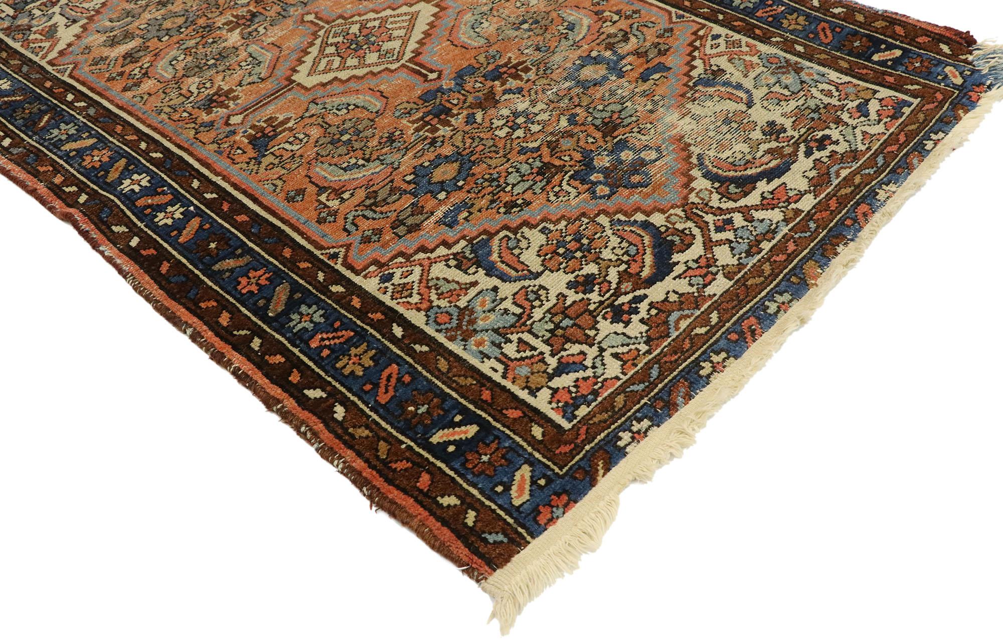 74912, tapis d'accentuation Persan Hamadan antique et vieilli, de style industriel romantique. Dégageant une grâce exquise et une composition amoureusement usée par le temps, ce tapis persan ancien en laine nouée à la main est la quintessence du