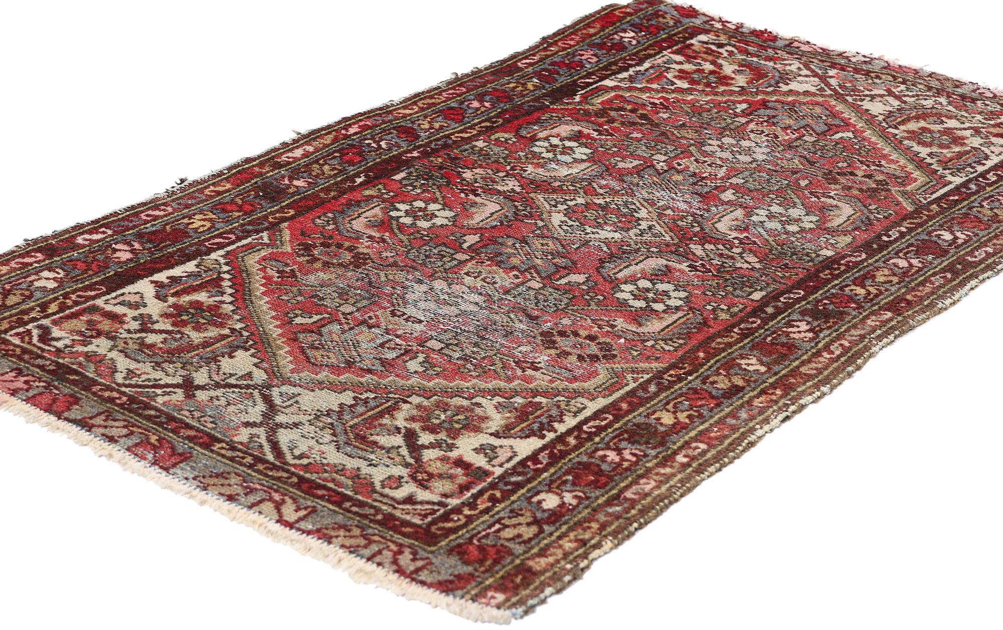 78965 Tappeto antico persiano Hamadan, 02'02 x 03'06. Questo tappeto antico persiano Hamadan, annodato a mano in lana, emana un senso di lusso rilassato e di fascino rustico moderno. Con la sua patina intima e la sua consistenza afflitta, l'antico
