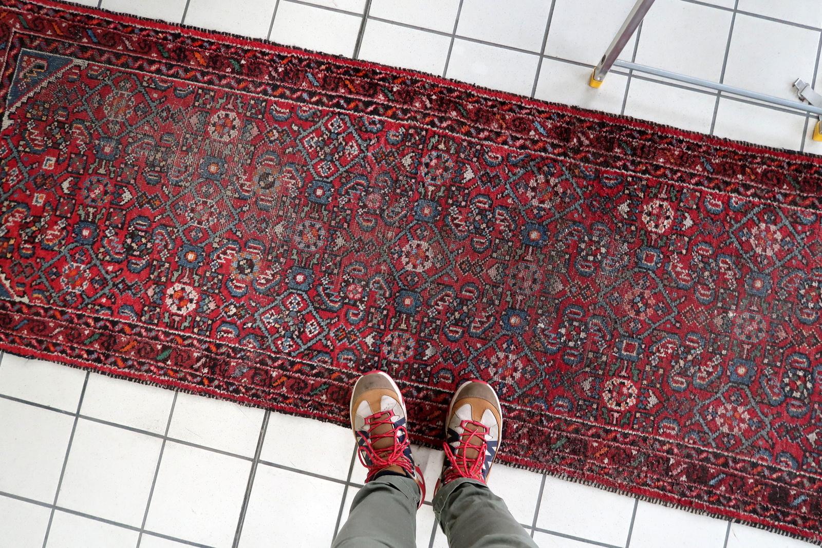 Abgenutzter antiker persischer Hamadan-Läufer 2,8' x 9,11', CIRCA 1920 - 1C1199 im Angebot 1