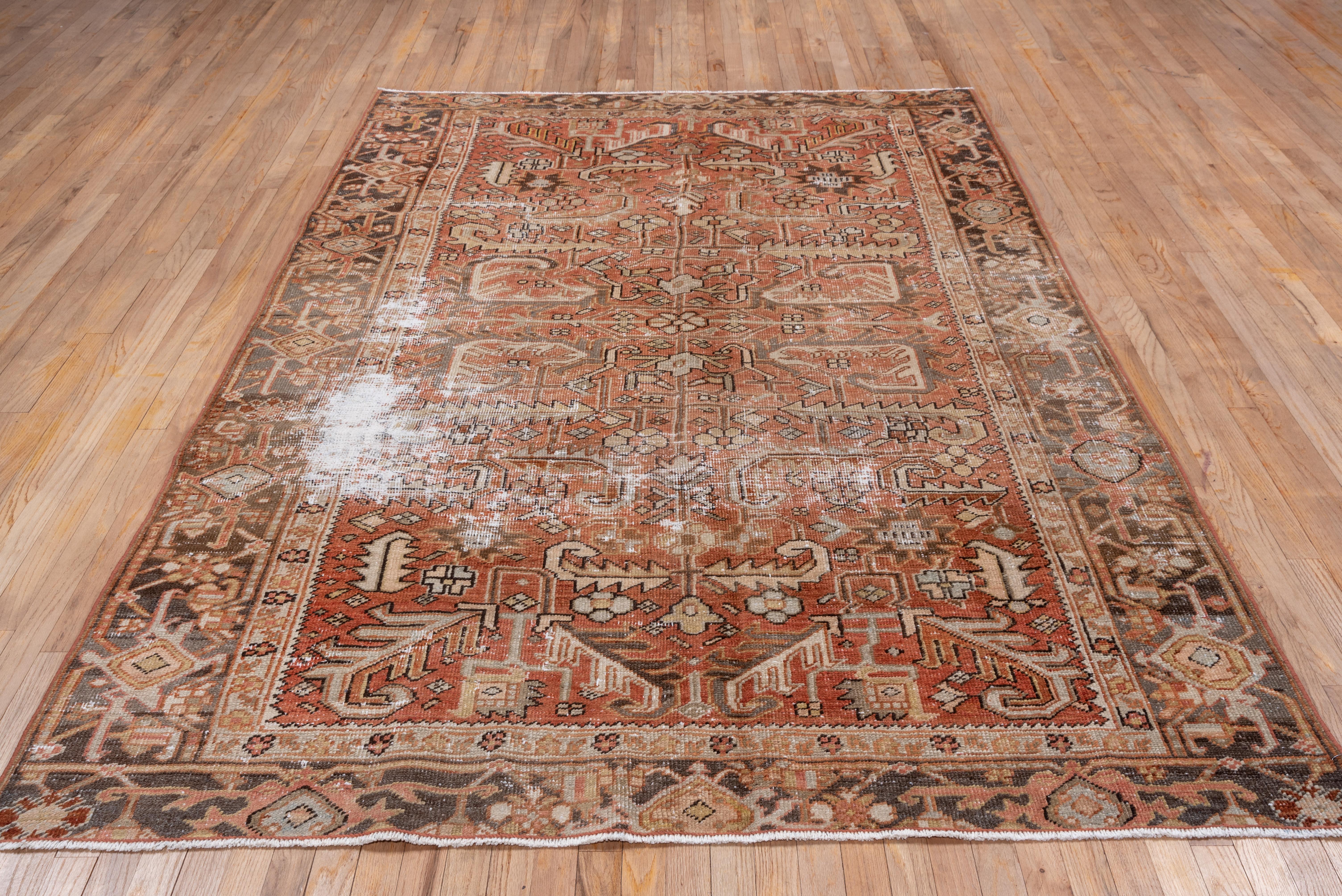 Antiker persischer Heriz-Teppich, rostfarbenes Feld, dunkelgraue Bordüren (Heriz Serapi) im Angebot