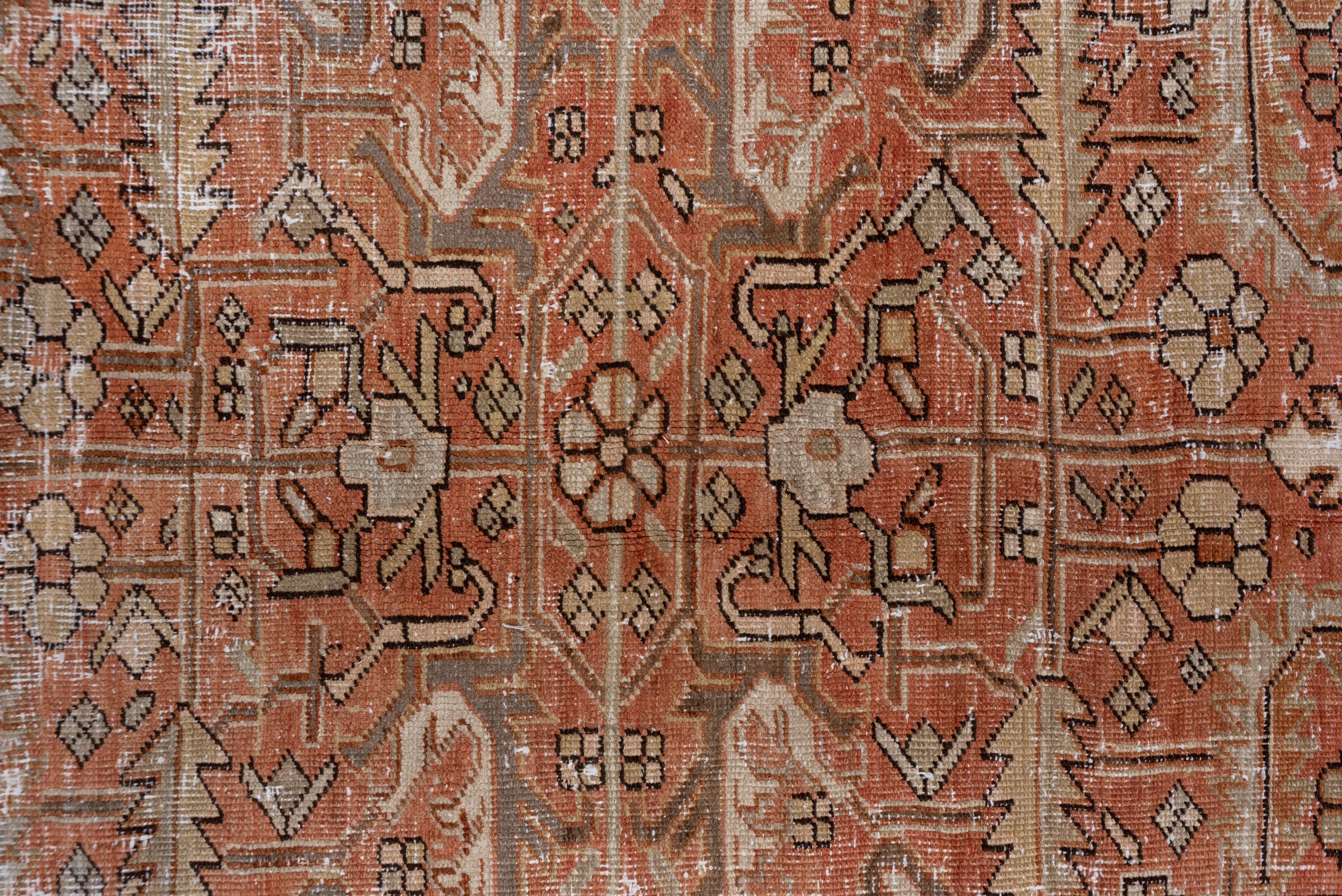 Antiker persischer Heriz-Teppich, rostfarbenes Feld, dunkelgraue Bordüren (Persisch) im Angebot