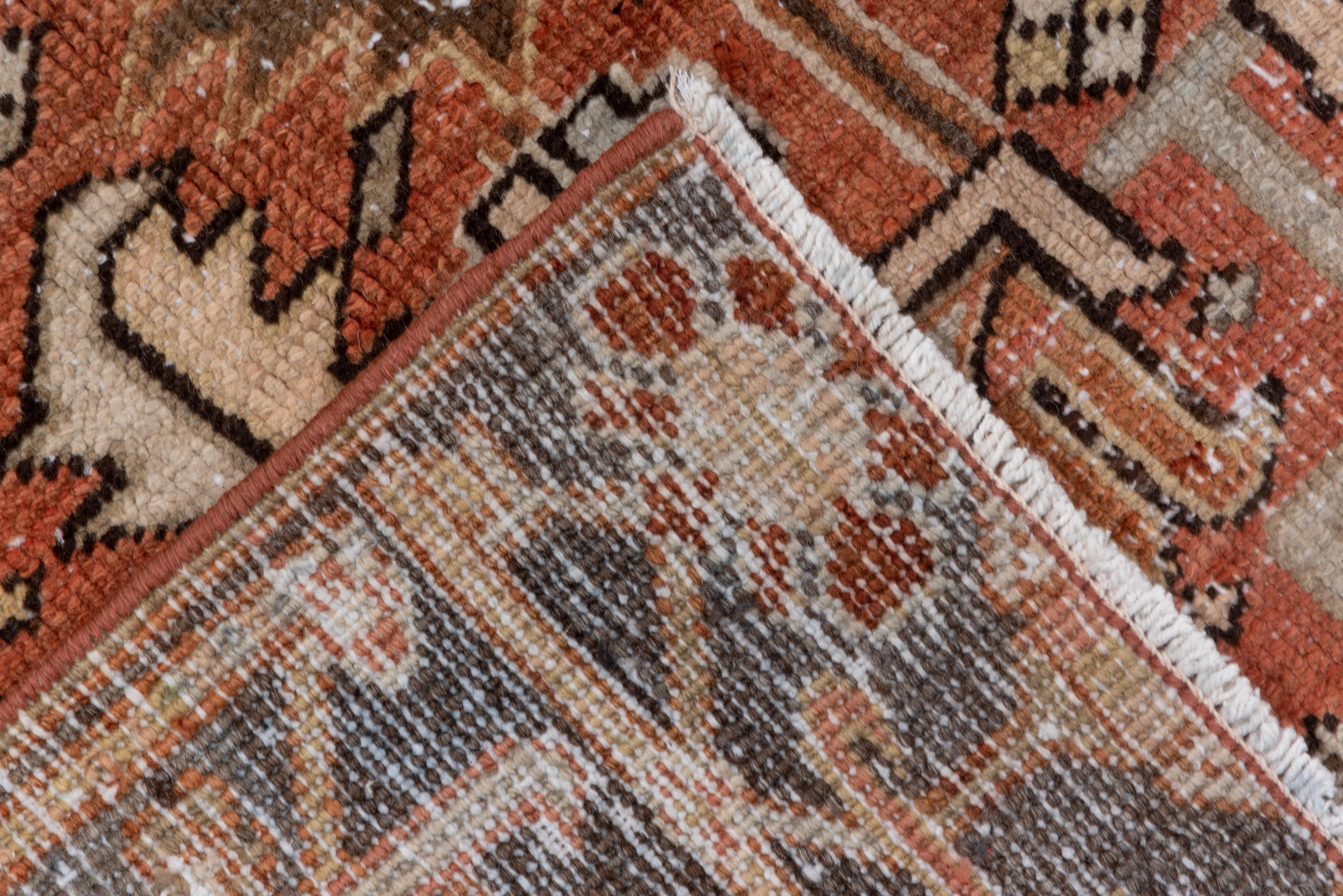 Antiker persischer Heriz-Teppich, rostfarbenes Feld, dunkelgraue Bordüren (Mitte des 20. Jahrhunderts) im Angebot