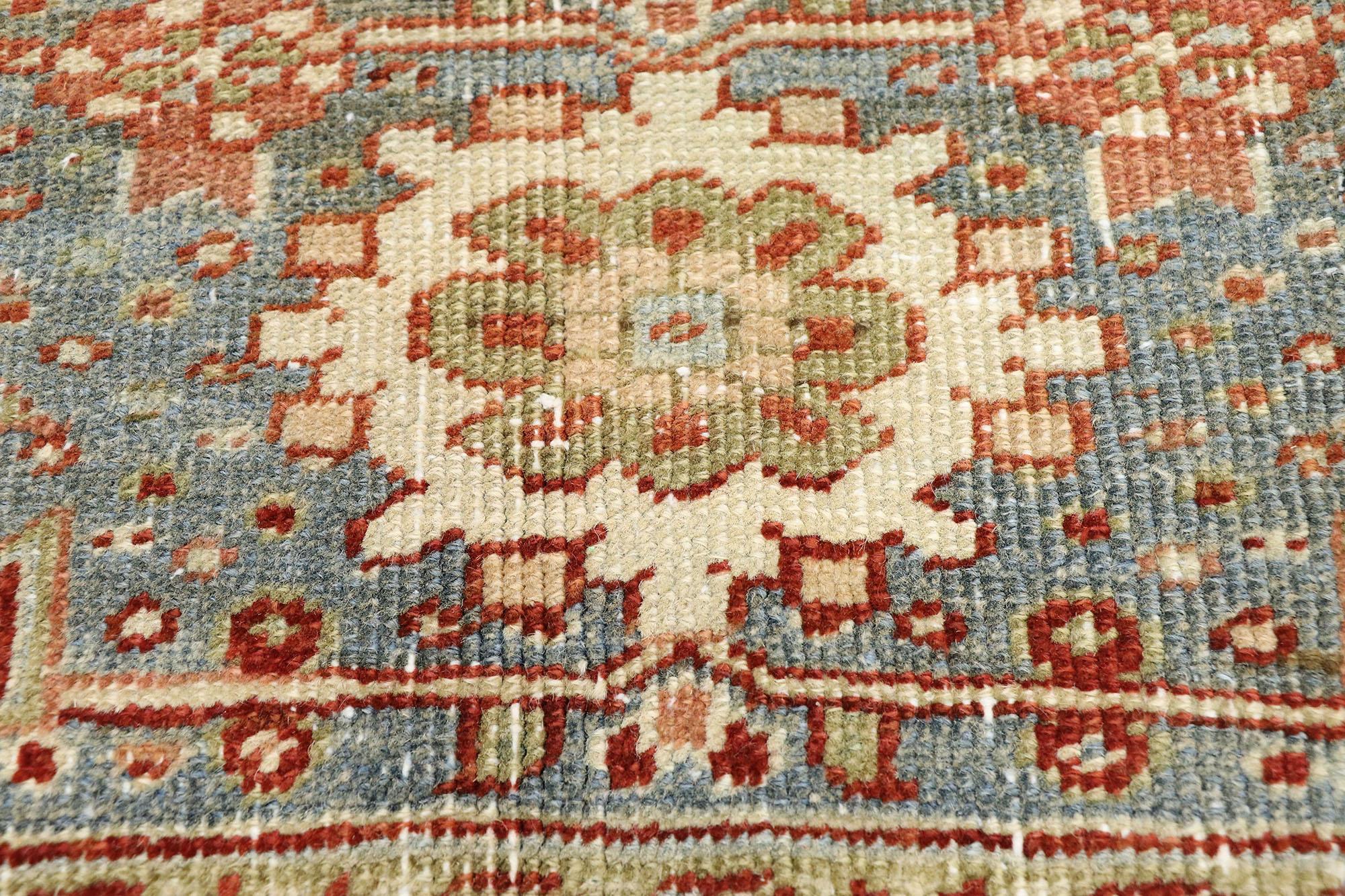 Antik-persischer Heriz-Design-Teppich mit rustikalem Handwerker-Cottage-Stil (Türkisch) im Angebot