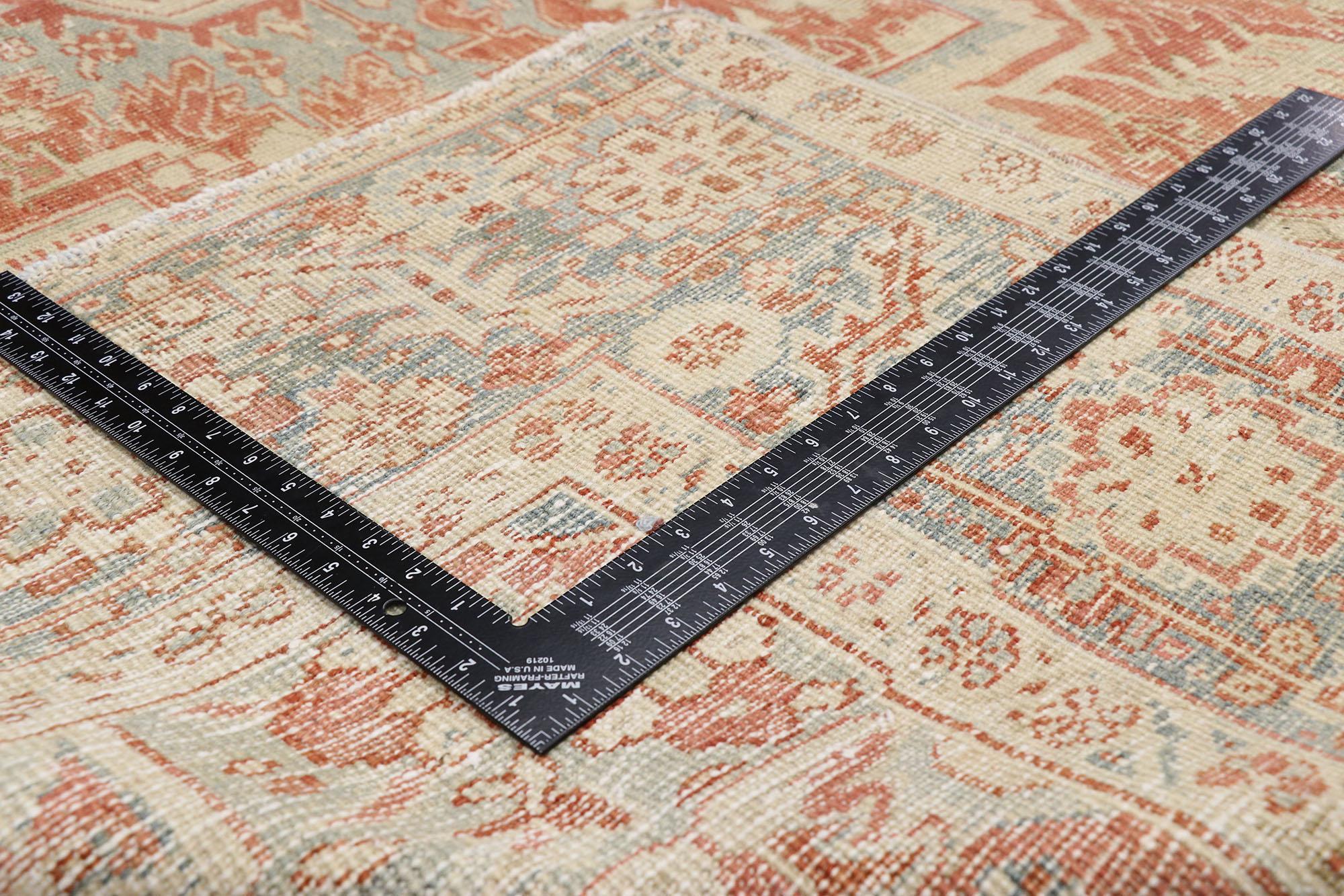 Antiker persischer Heriz-Design-Teppich im rustikalen Bungalow-Stil (Handgeknüpft) im Angebot