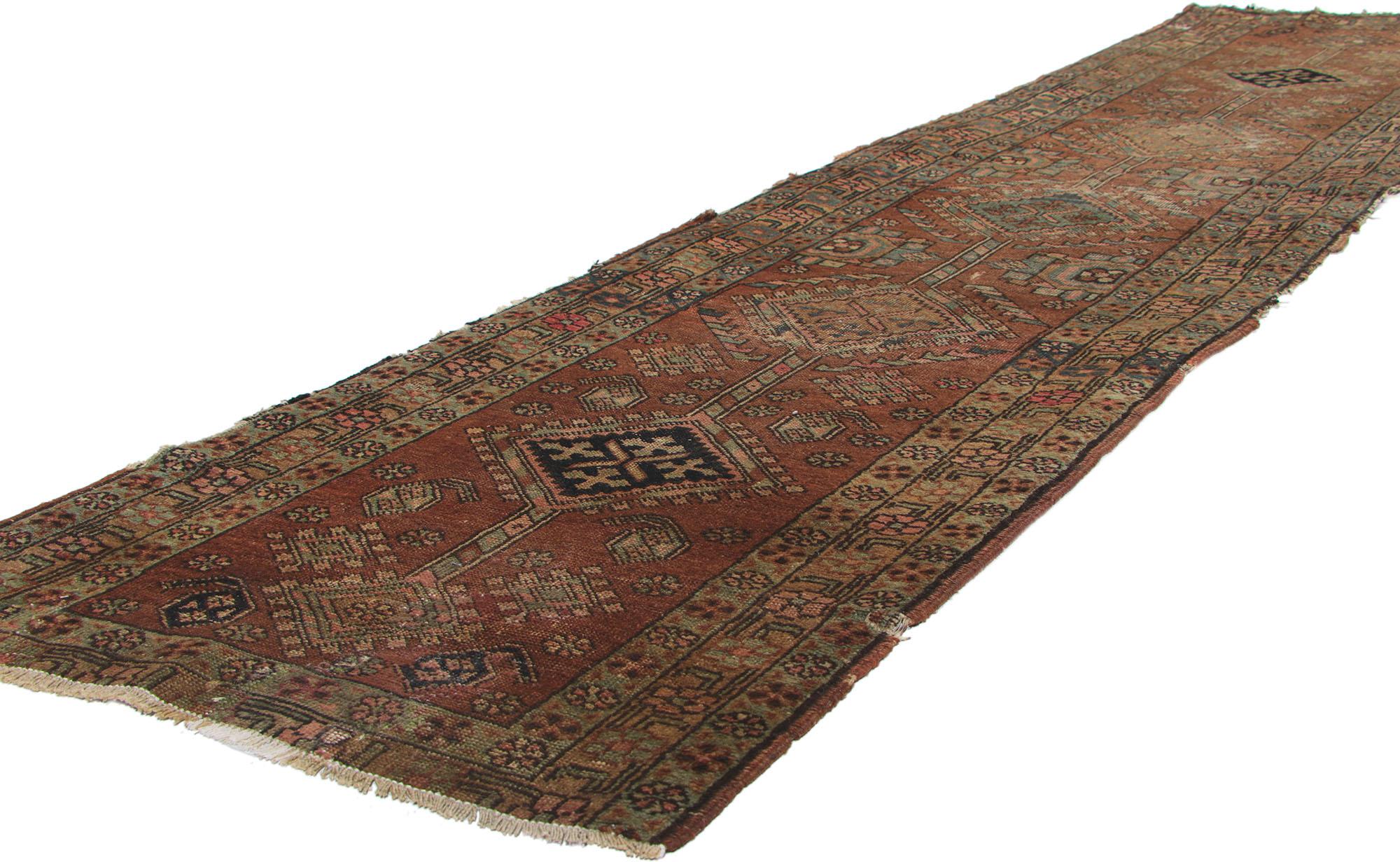 73166 Distressed Antique Persian Heriz Rug Runner, 02'04 x 10'00. Les chemins de tapis persans Heriz usés à l'ancienne constituent une catégorie unique dans le domaine des tapis Heriz, se distinguant par leur aspect vieilli et altéré par le temps.