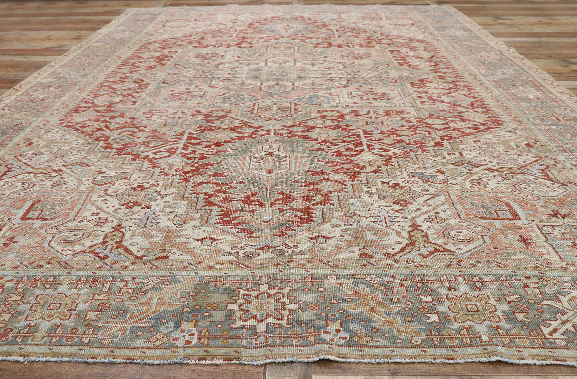 Alfombra Persa Heriz Antigua Desgastada, Rusticidad Moderna y Estilo Patriótico siglo XX en venta