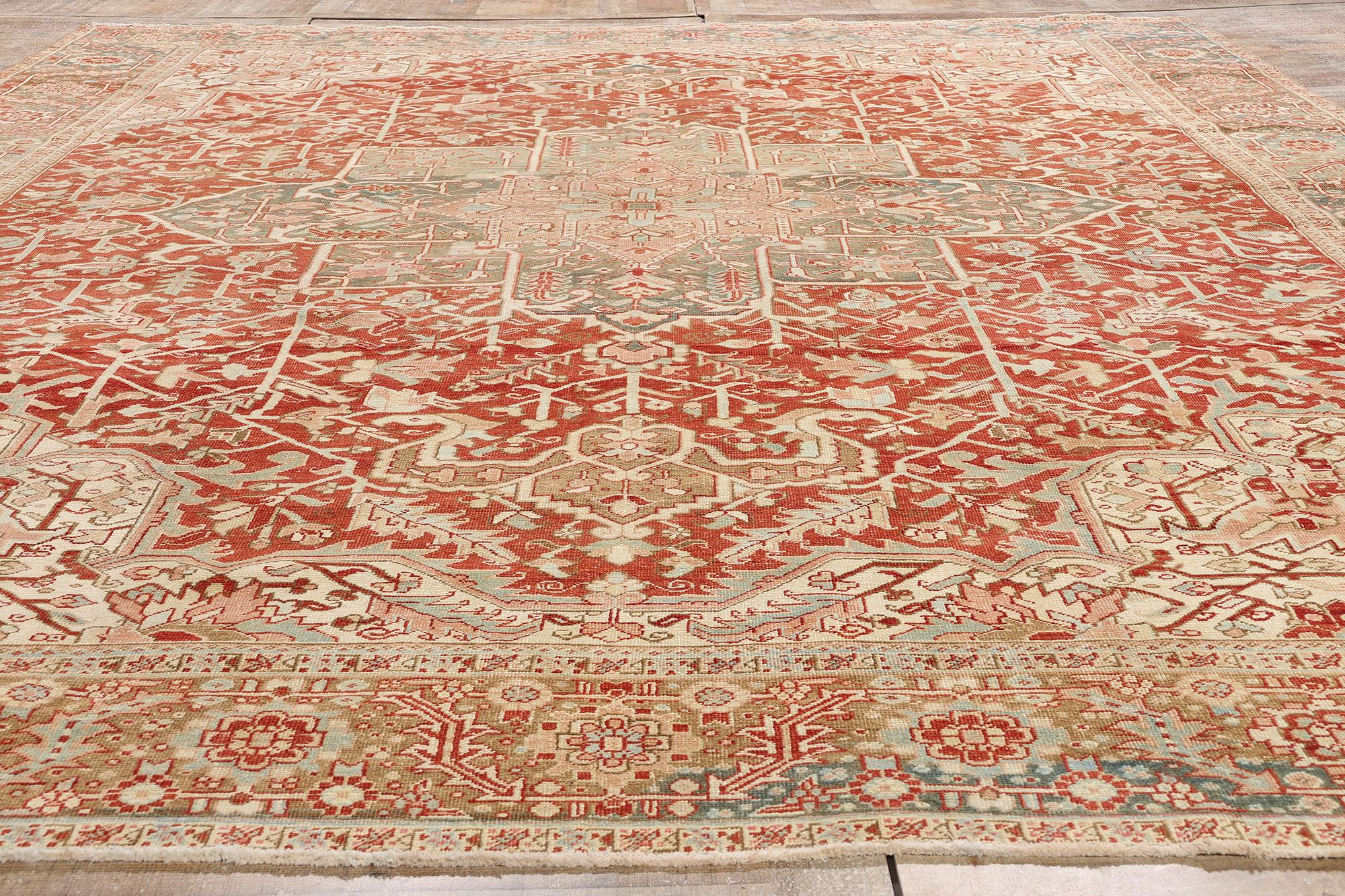 53172 Tapis persan ancien Heriz, 11'02 x 14'02. Comme une page d'un ancien manuscrit persan, ce tapis Heriz antique en laine noué à la main révèle une élégance chargée d'histoire, où la géométrie rencontre le rythme de la nature. En son centre, un