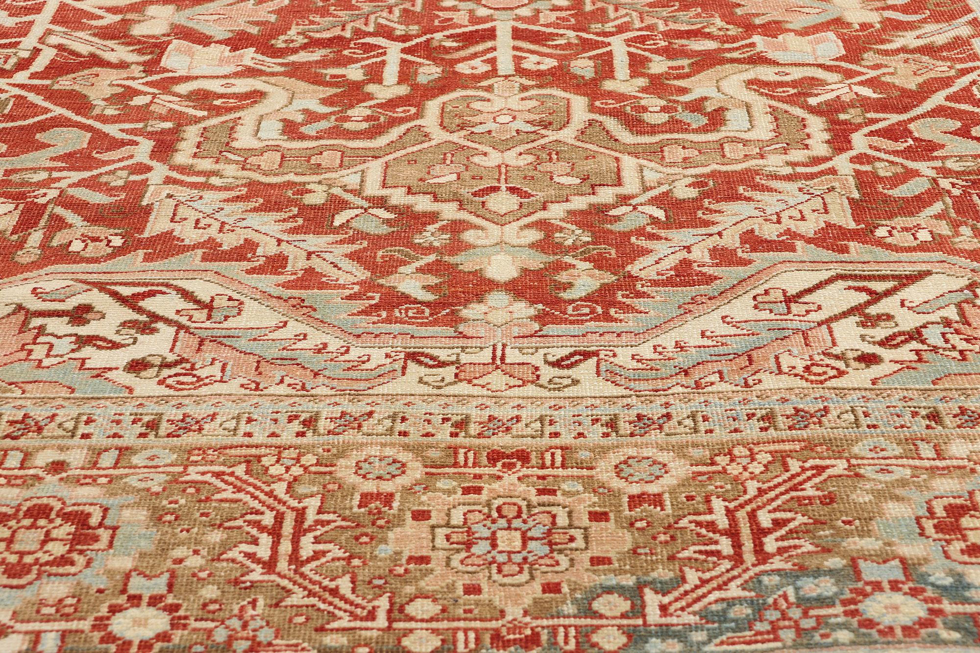 Perse Tapis persan ancien Heriz de style traditionnel en vente