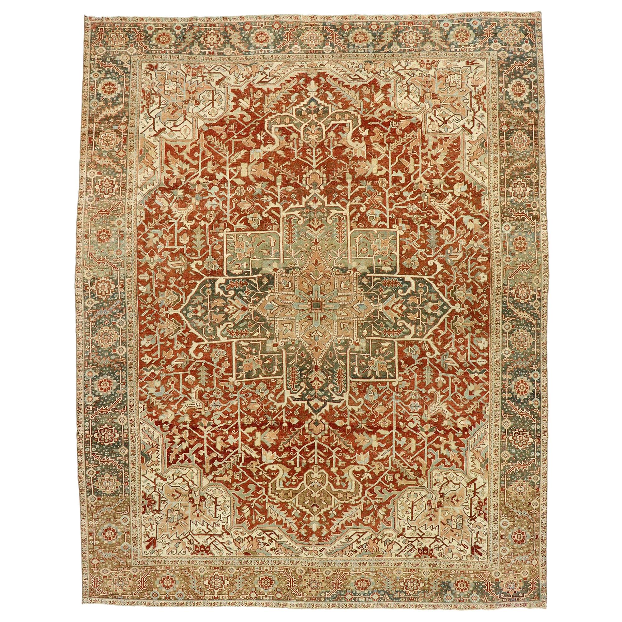 Antiker persischer Heriz-Teppich im Distressed-Stil mit modernem, rustikalem Bungalow-Stil