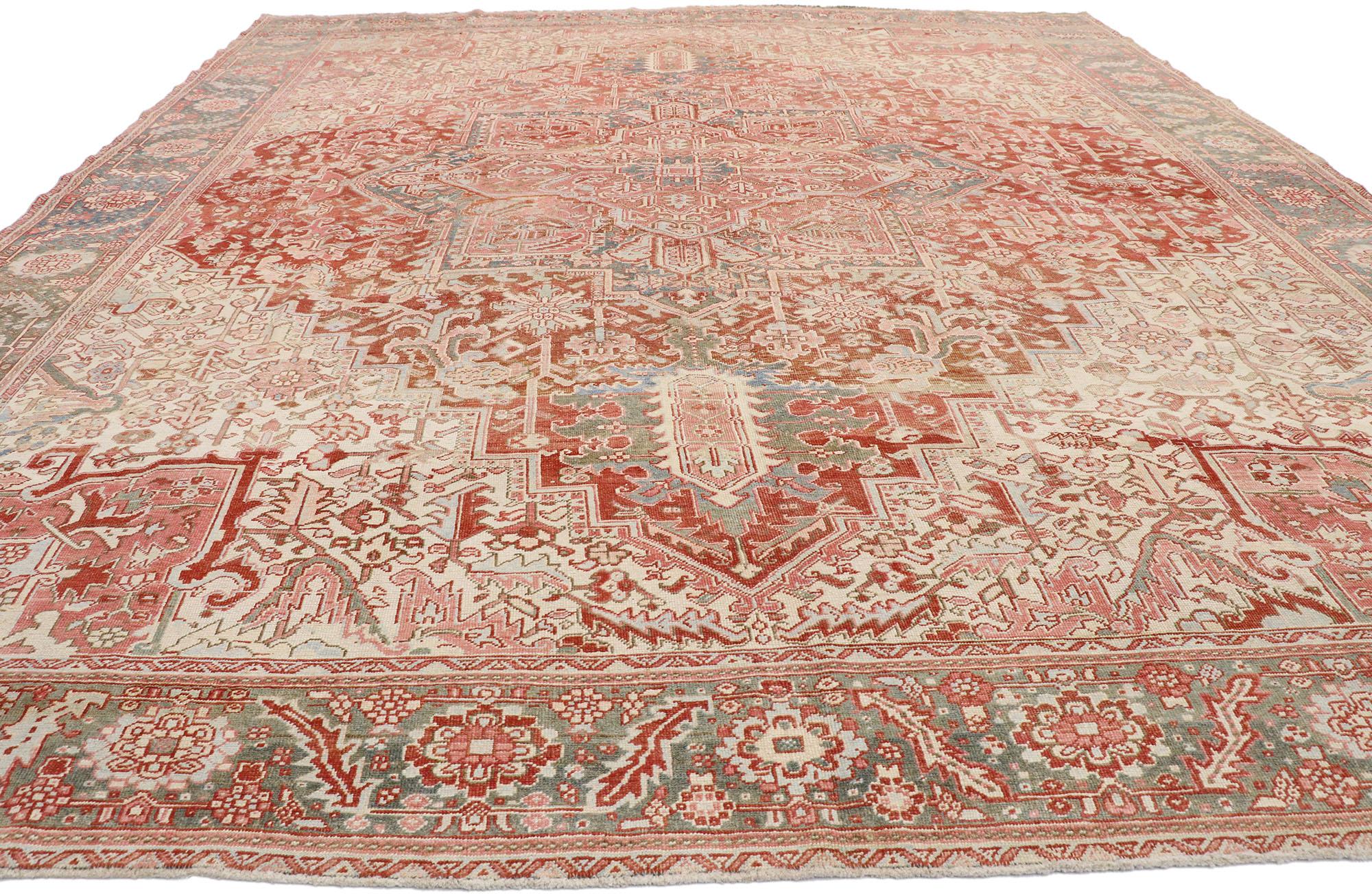 Noué à la main Tapis persan Heriz ancien vieilli de style bohème rustique en vente