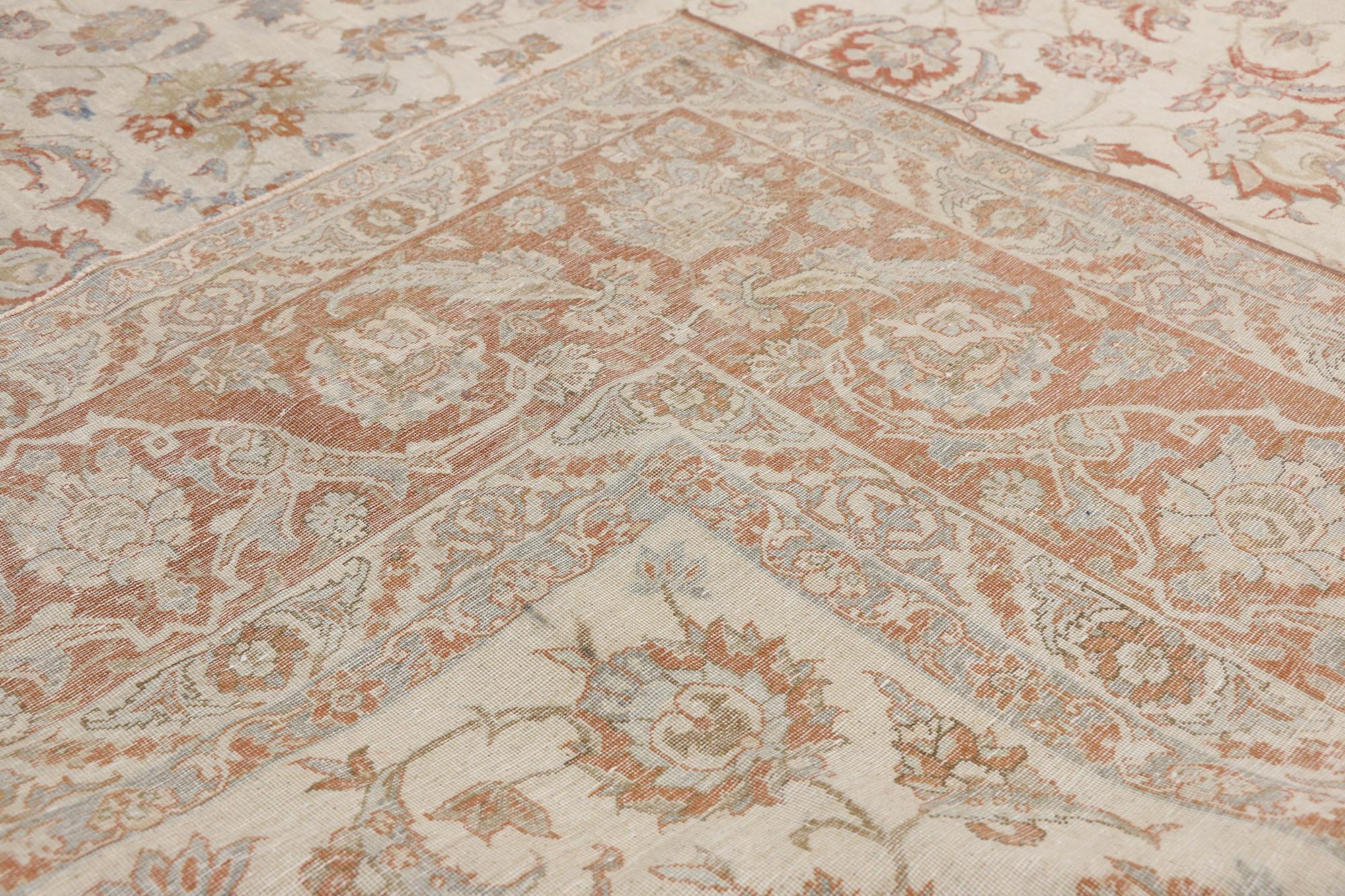 Antiker persischer Isfahan-Teppich im Used-Look, rustikaler Charme auf patriotischem Flair im Zustand „Starke Gebrauchsspuren“ im Angebot in Dallas, TX