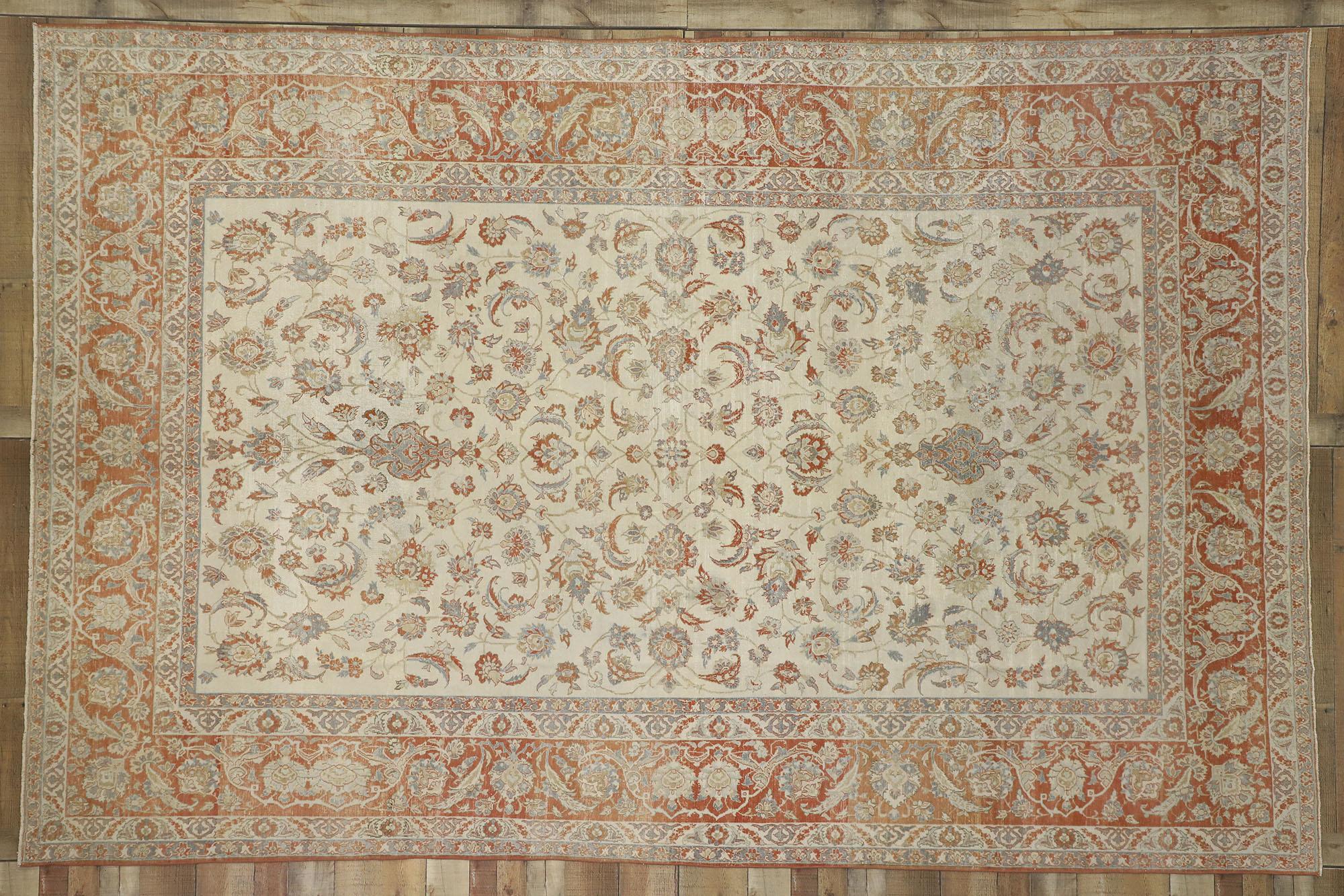 Antiker persischer Isfahan-Teppich im Used-Look, rustikaler Charme auf patriotischem Flair (Wolle) im Angebot