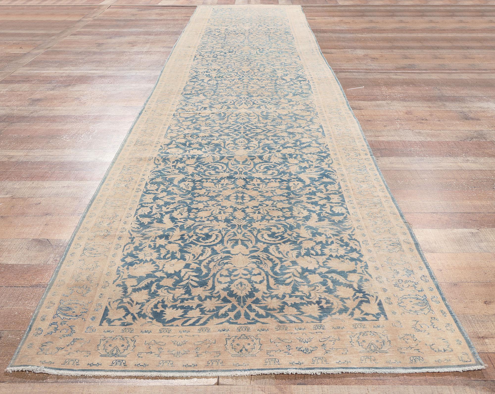 Antiker persischer Kashan-Läufer im Used-Look, 03'00 x 15'10 (Wolle) im Angebot