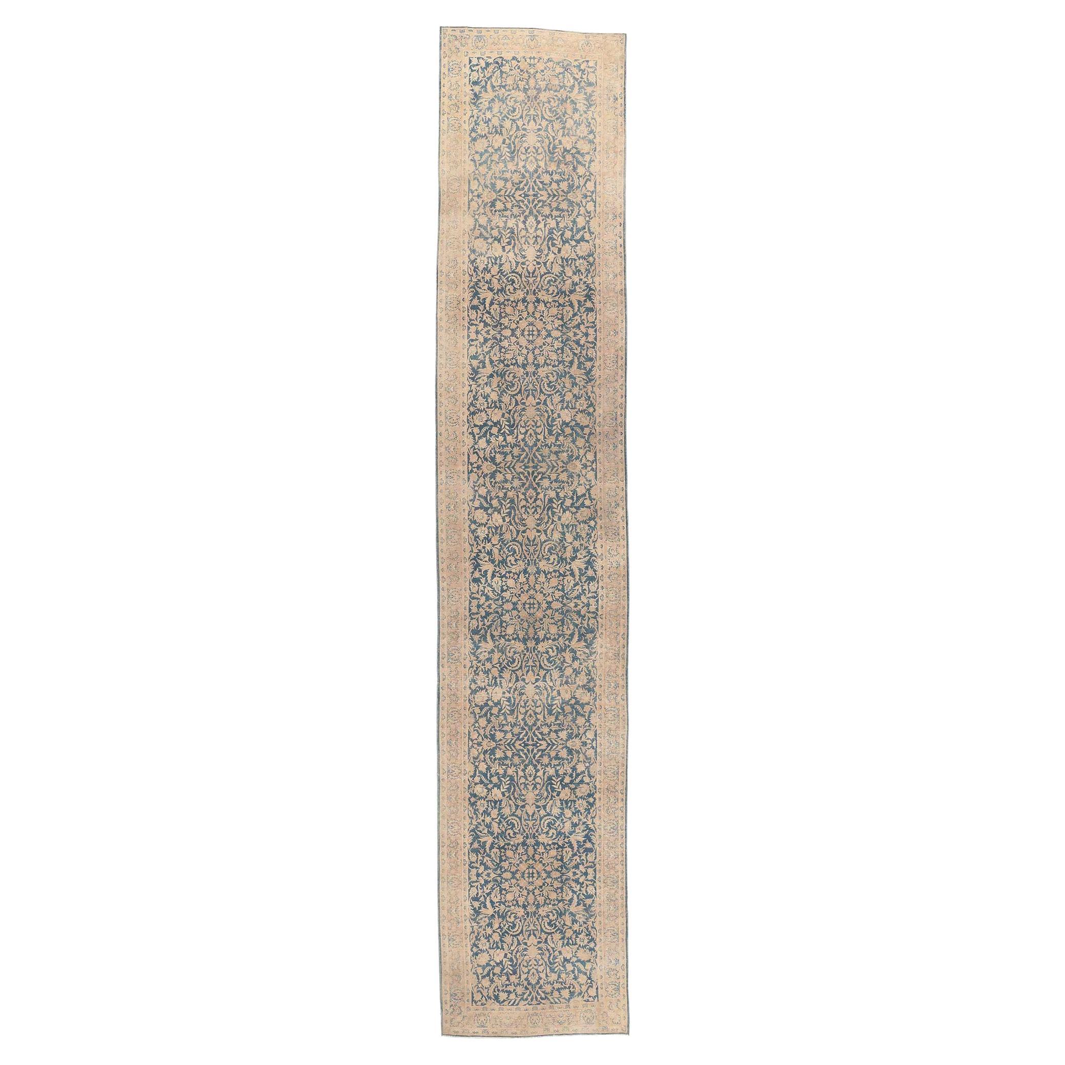 Antiker persischer Kashan-Läufer im Used-Look, 03'00 x 15'10 im Angebot