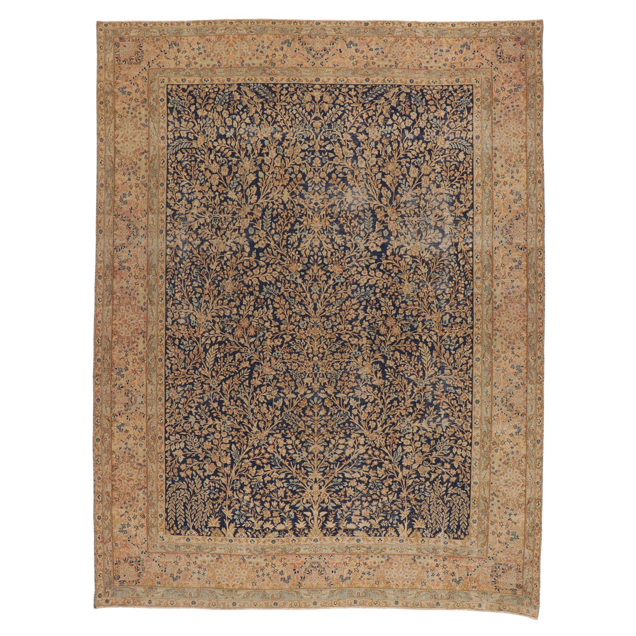 Tapis persan ancien Kerman en mauvais état avec motif Millefleur