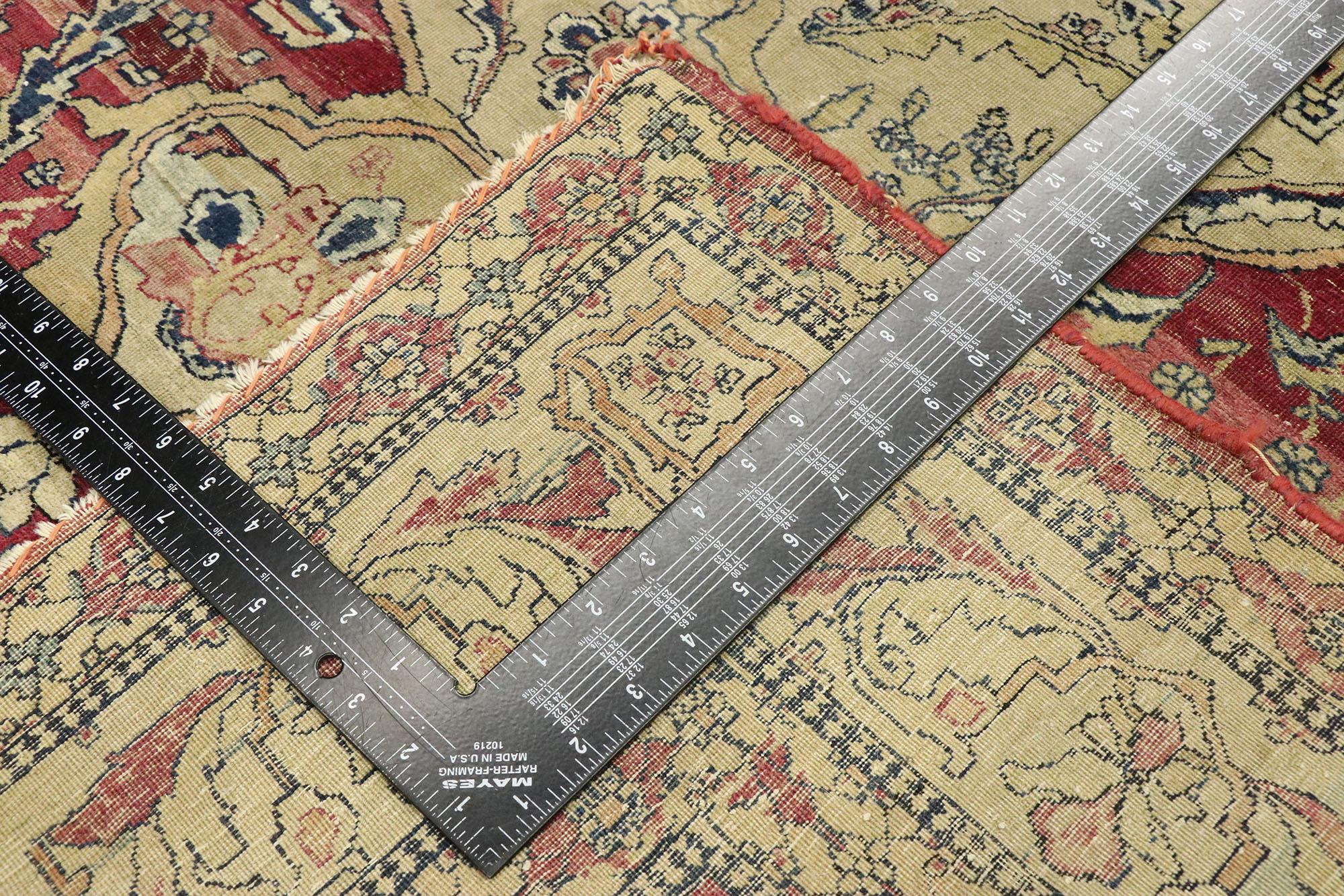 Noué à la main Tapis persan Kerman ancien et vieilli de style anglais moderne et rustique en vente