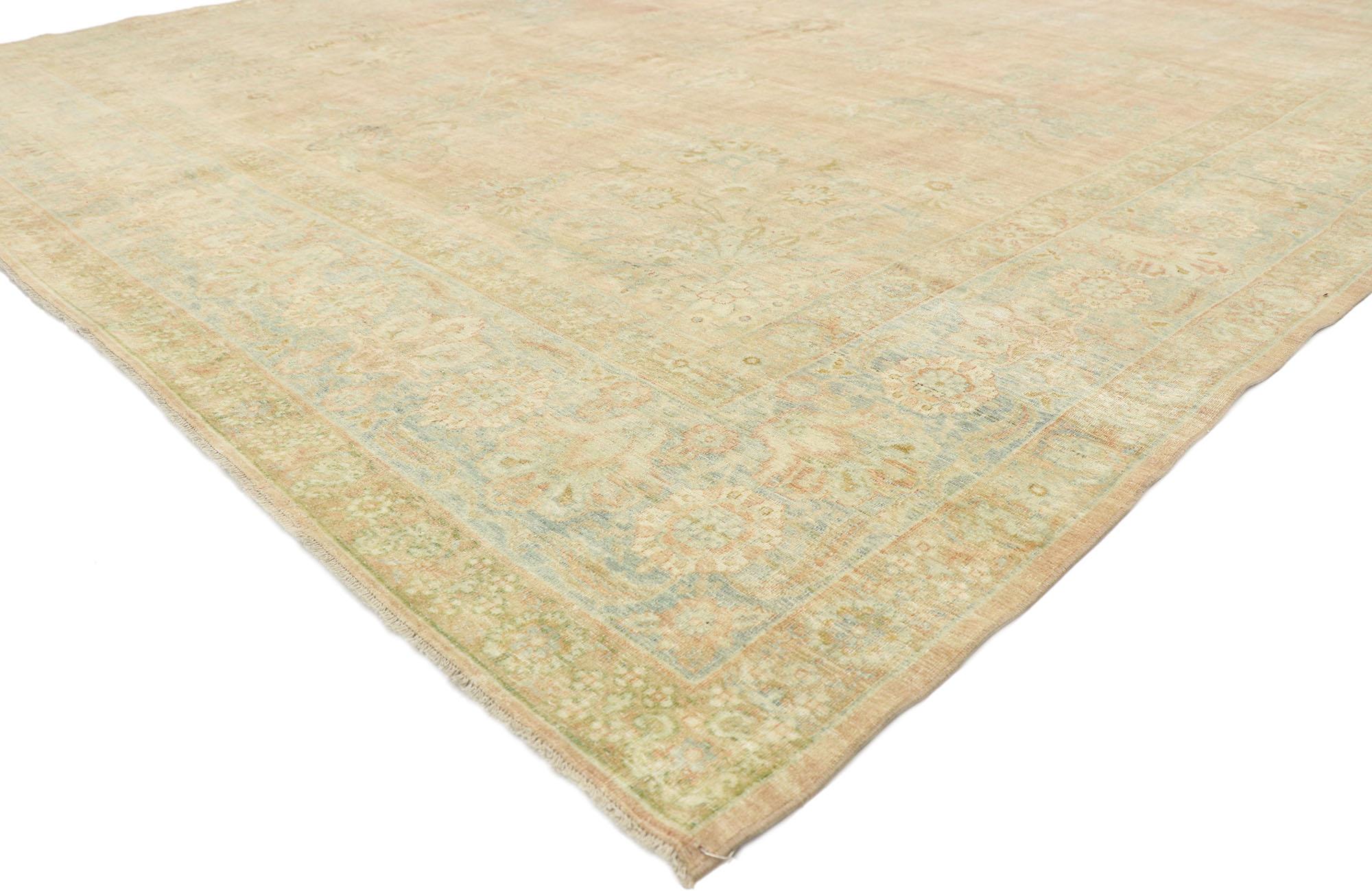 76890 Gealterter antiker persischer Kerman Teppich im rustikalen englischen Landhausstil. Mit seinem zeitlosen floralen Design und seinem liebevoll gealterten Aussehen bezaubert dieser antike persische Kerman-Teppich aus handgeknüpfter Wolle mit