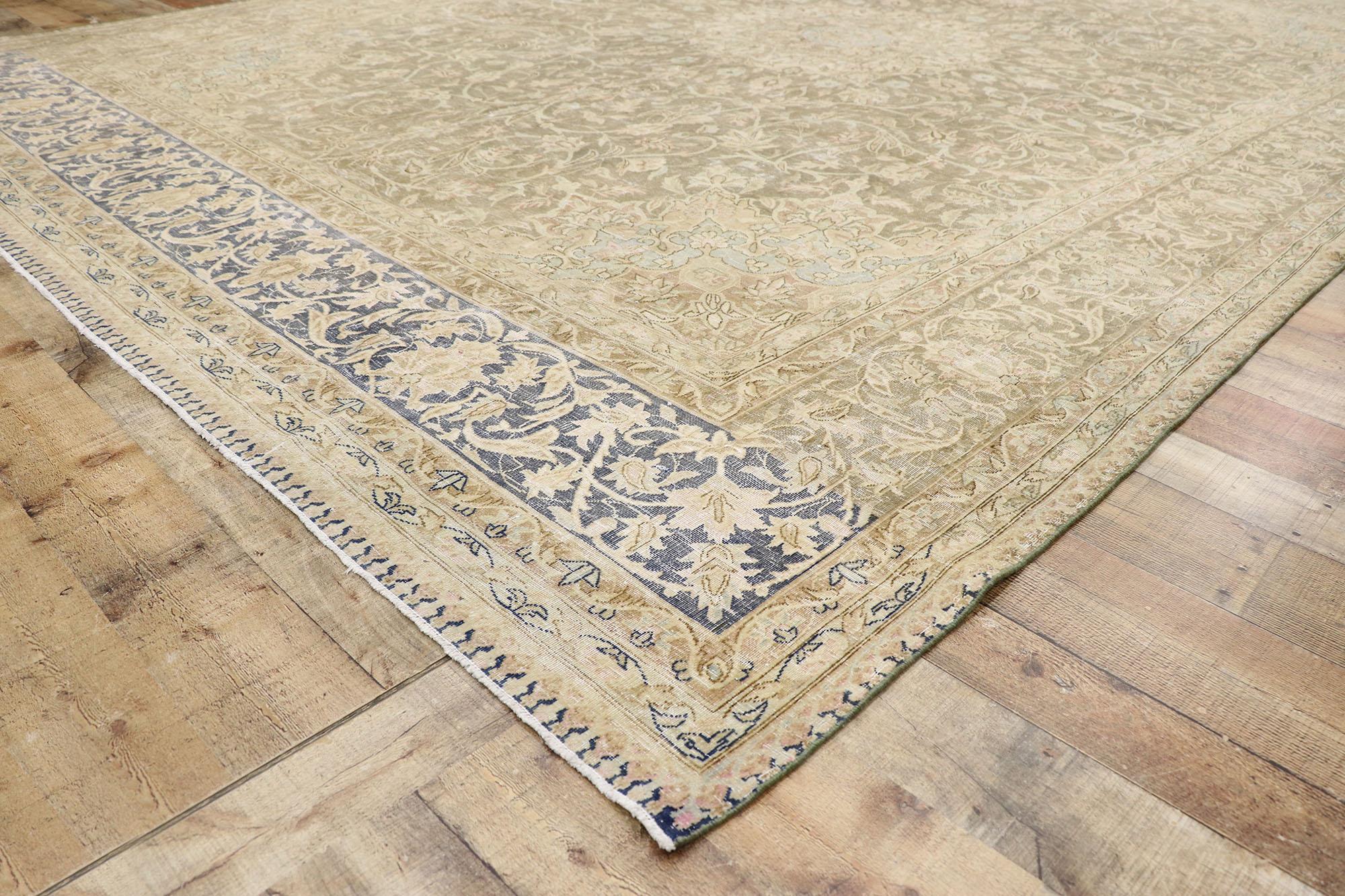 Tapis persan Kerman ancien vieilli avec style rustique de campagne français Abîmé - En vente à Dallas, TX