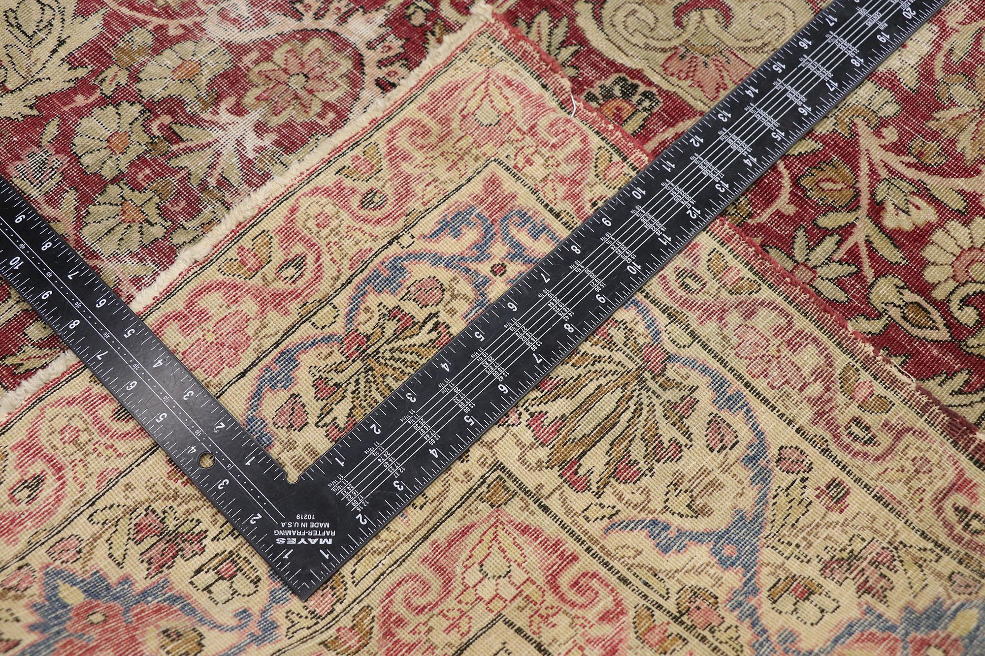 Antiker persischer Kerman-Teppich im rustikalen viktorianischen Stil aus der Alten Welt im Used-Stil (Handgeknüpft) im Angebot