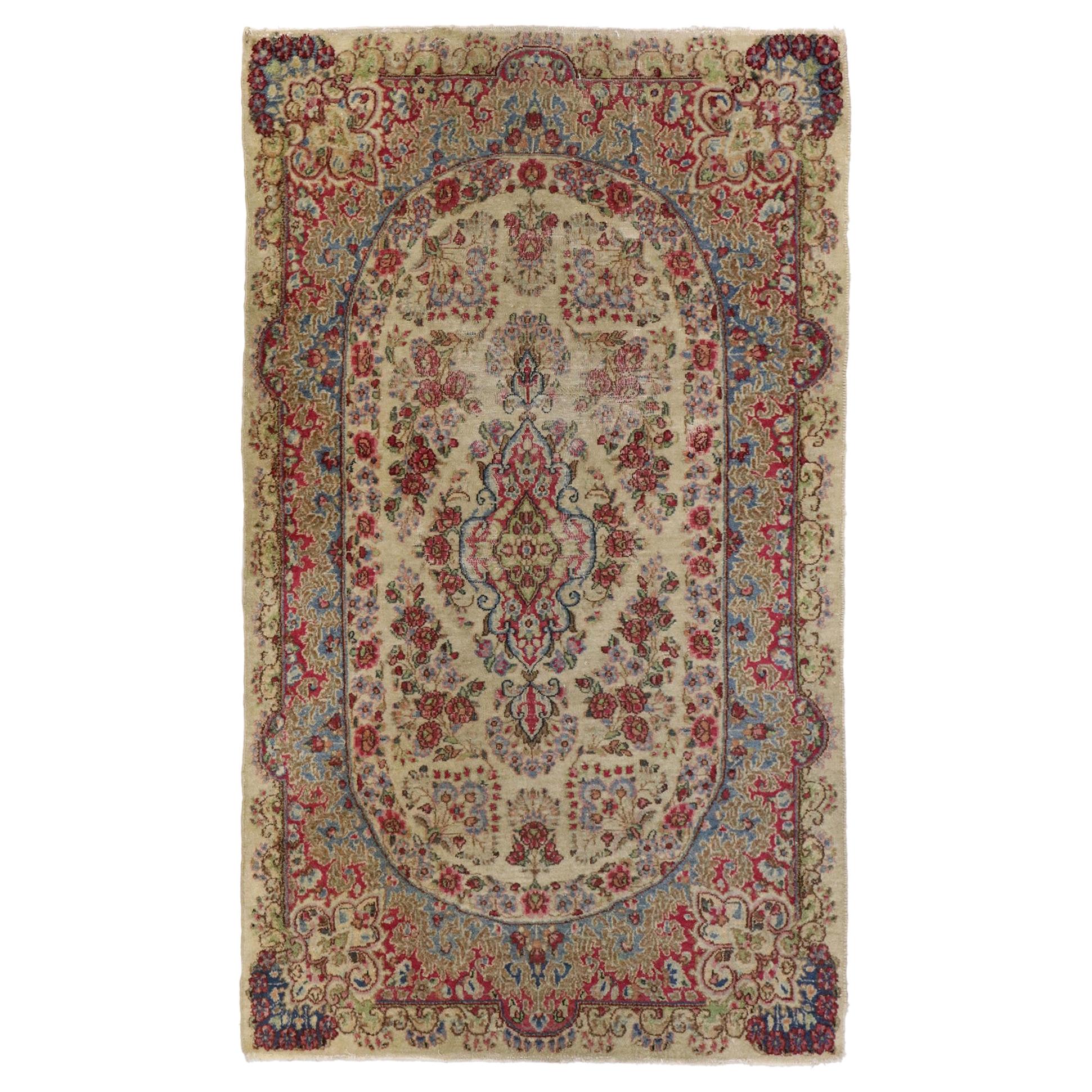 Tapis persan Kerman ancien vieilli avec style français rustique et shabby chic