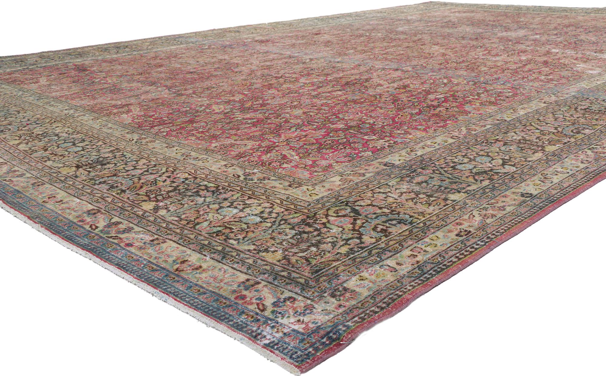61022 Antik-getragener persischer Khorassan-Teppich, 11'10 x 18'08. Im Reich der zeitlosen Eleganz ist dieses handgeknüpfte Meisterwerk aus Wolle ein großartiges Zeugnis der Opulenz einer vergangenen Ära. Unser übergroßer, antiker, abgenutzter