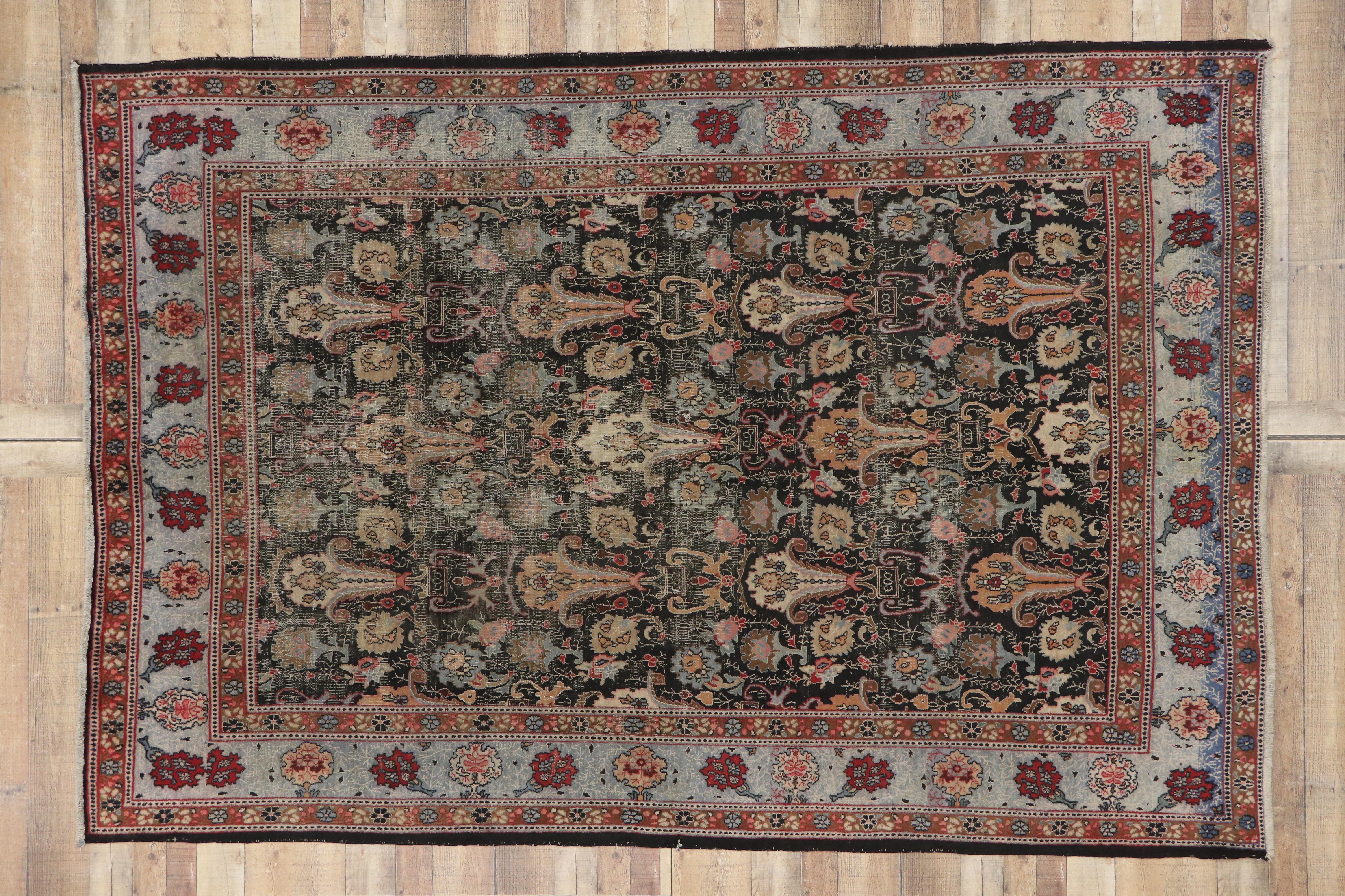 Tapis persan antique du Khorassan vieilli avec style colonial américain rustique en vente 3