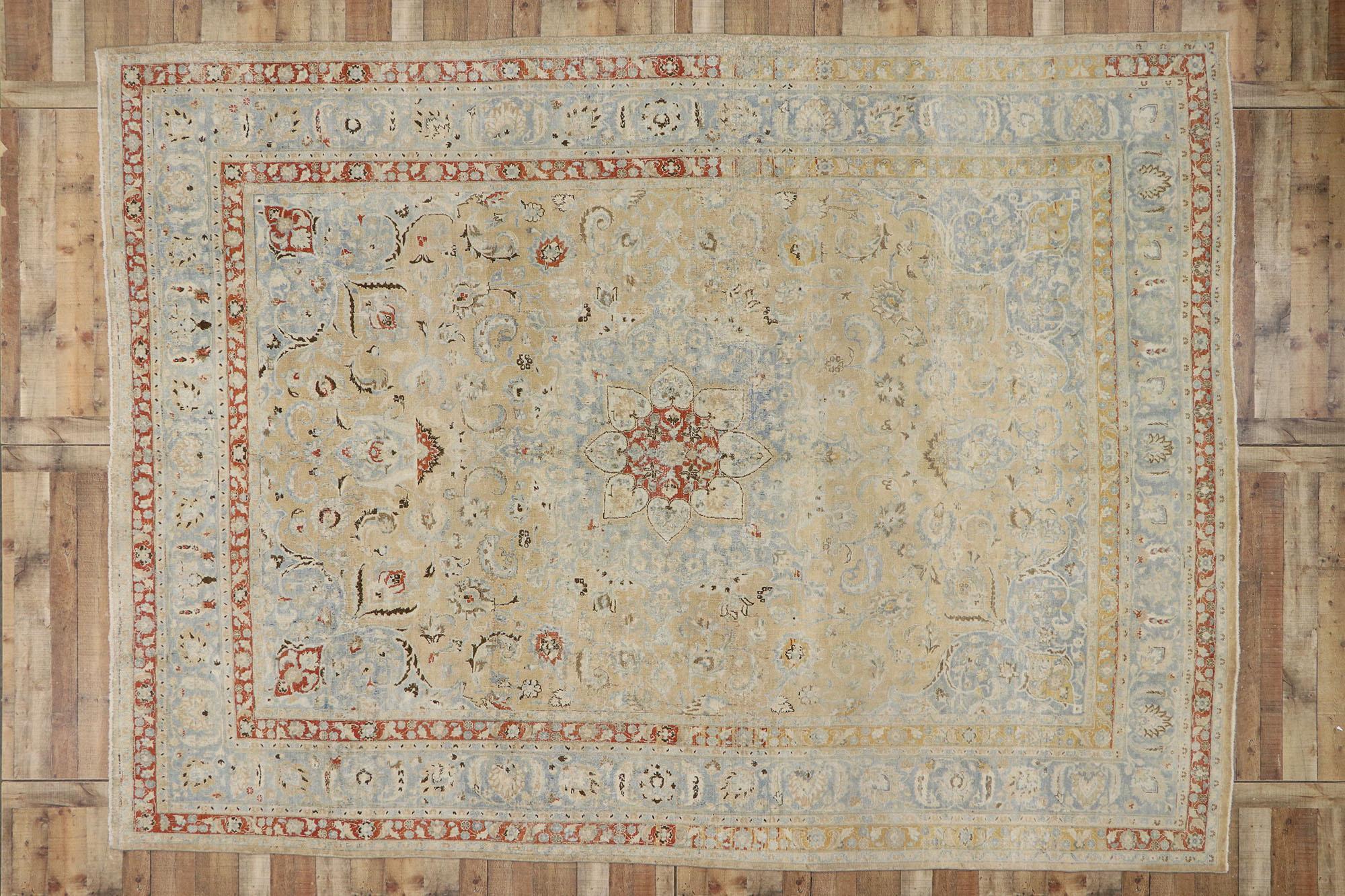 53261, gealterter antiker persischer Khorassan-Teppich im modern-rustikalen Cotswold-Cottage-Stil. Mit seinem zeitlosen botanischen Muster und seinem liebevoll gealterten Erscheinungsbild bezaubert dieser handgeknüpfte antike persische