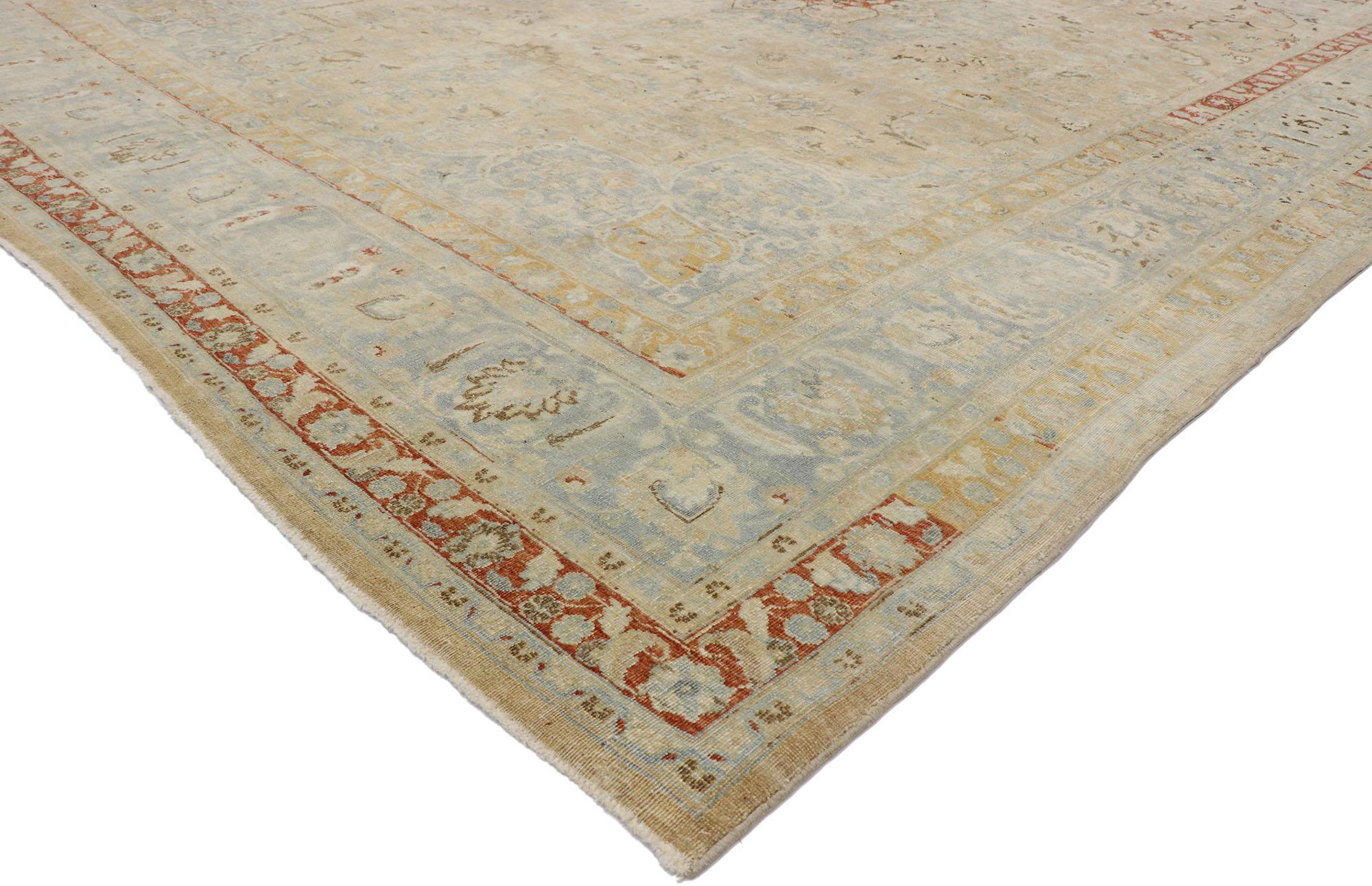 Antiker persischer Khorassan-Teppich im rustikalen Cotswold-Bauernhausstil im Used-Stil, im Used-Stil (Persisch) im Angebot