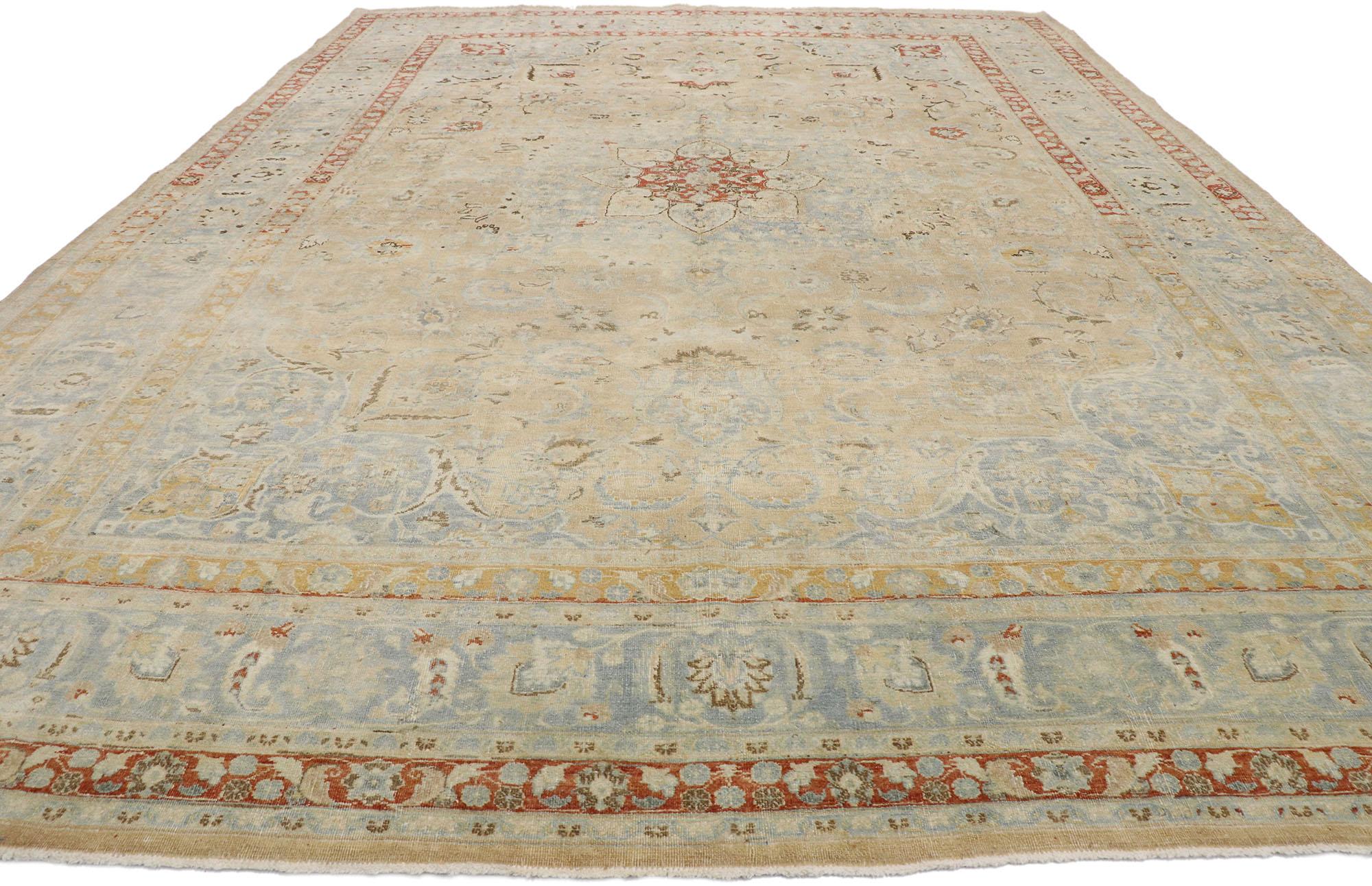 Antiker persischer Khorassan-Teppich im rustikalen Cotswold-Bauernhausstil im Used-Stil, im Used-Stil (Handgeknüpft) im Angebot