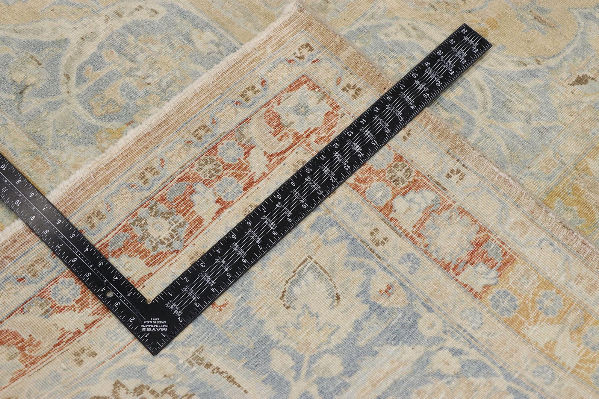 Antiker persischer Khorassan-Teppich im rustikalen Cotswold-Bauernhausstil im Used-Stil, im Used-Stil im Zustand „Starke Gebrauchsspuren“ im Angebot in Dallas, TX