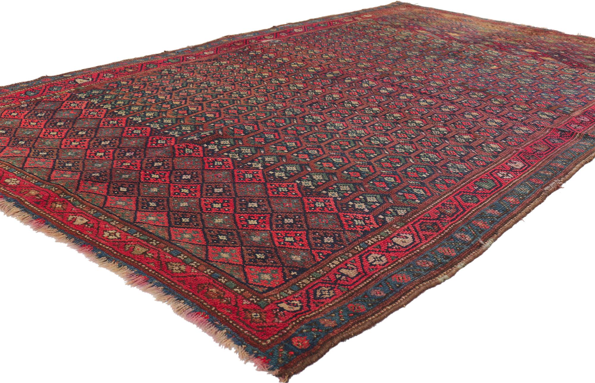 72611 Tapis Persan Kurd ancien et vieilli avec le style Adirondack Lodge. Ce tapis Kurd persan ancien en laine nouée à la main présente un motif géométrique sur toute sa surface, composé de losanges et de motifs boteh. Il est entouré d'une bordure à