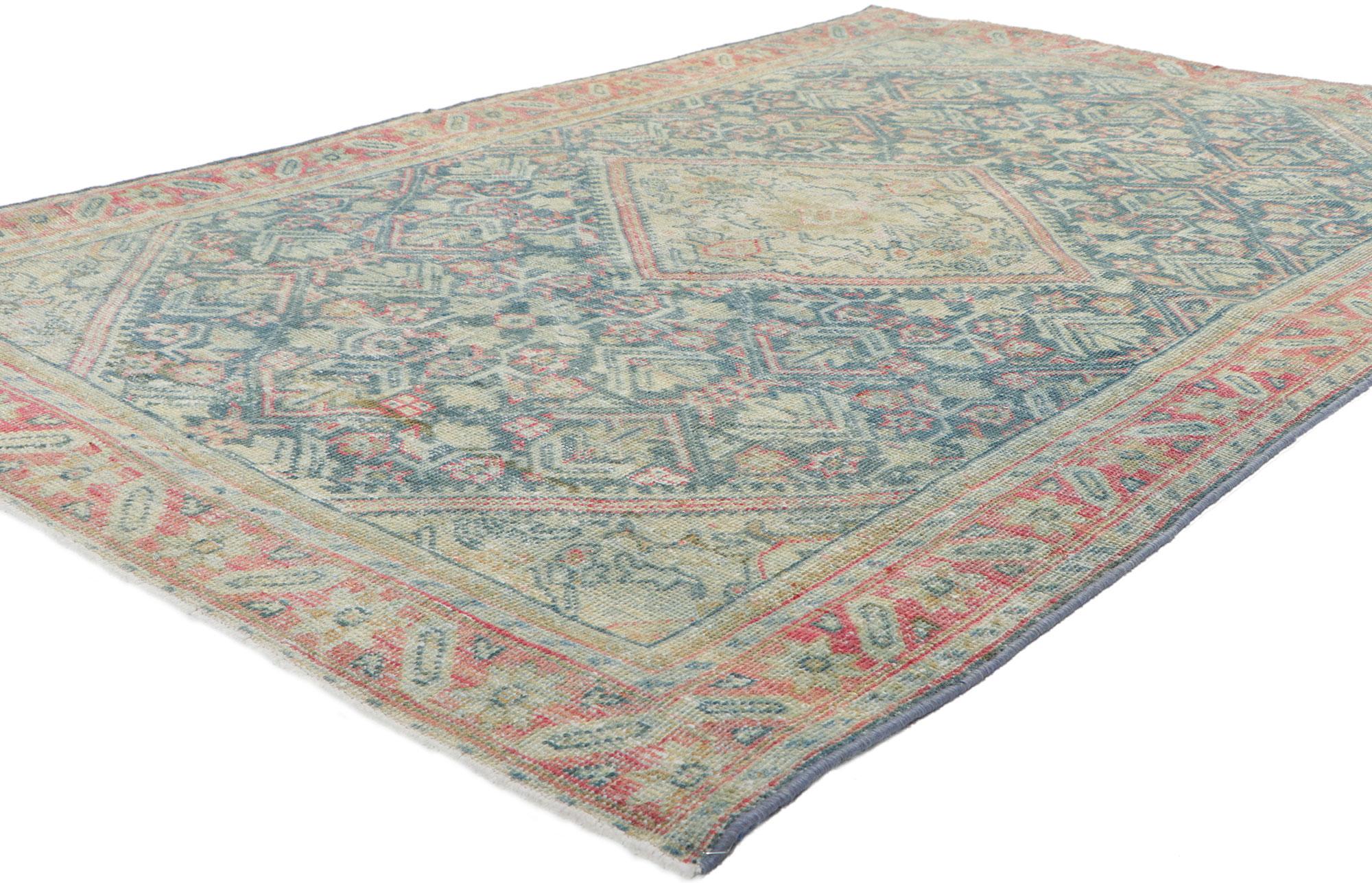 61128 Antique Persian Mahal Rug, 04'04 x 06'06.
Avec sa composition vieillie, ses détails et sa texture incroyables, ce tapis persan Mahal ancien en laine noué à la main est une vision captivante de la beauté tissée. Le design classique Herati et