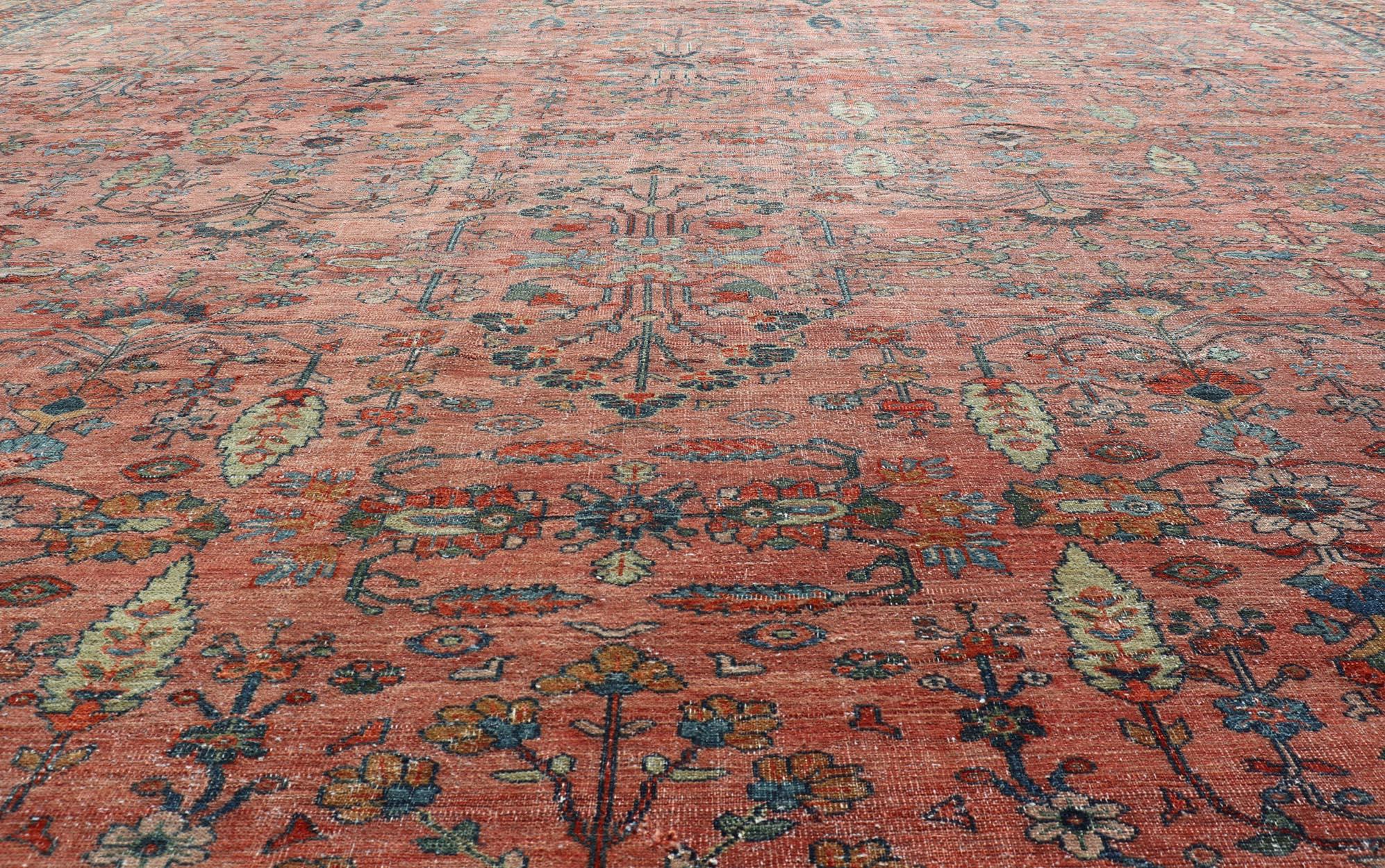 Maße: 14'10 x 20'4 
Antiker persischer Mahal-Teppich in verblasstem Rot mit floralem All-Over-Design. Keivan Woven Arts / Teppich R20-0833, Herkunftsland / Art: Iran / Mahal, um 1910

Dieser schöne antike persische Mahal-Teppich zeigt ein