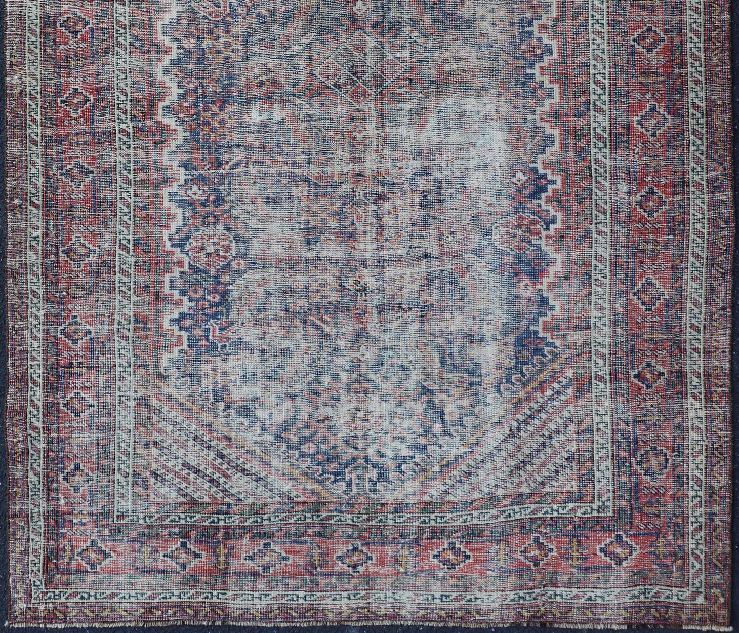 Antiker persischer Mahal-Teppich im Used-Look im Used-Look mit verblasstem All-Over-Design 4'0