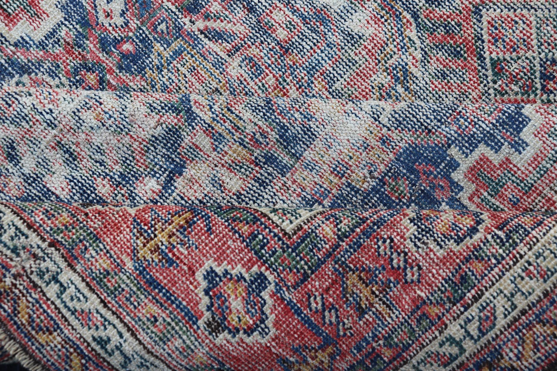 Antiker persischer Mahal-Teppich im Used-Look im Used-Look mit verblasstem All-Over-Design 4'0