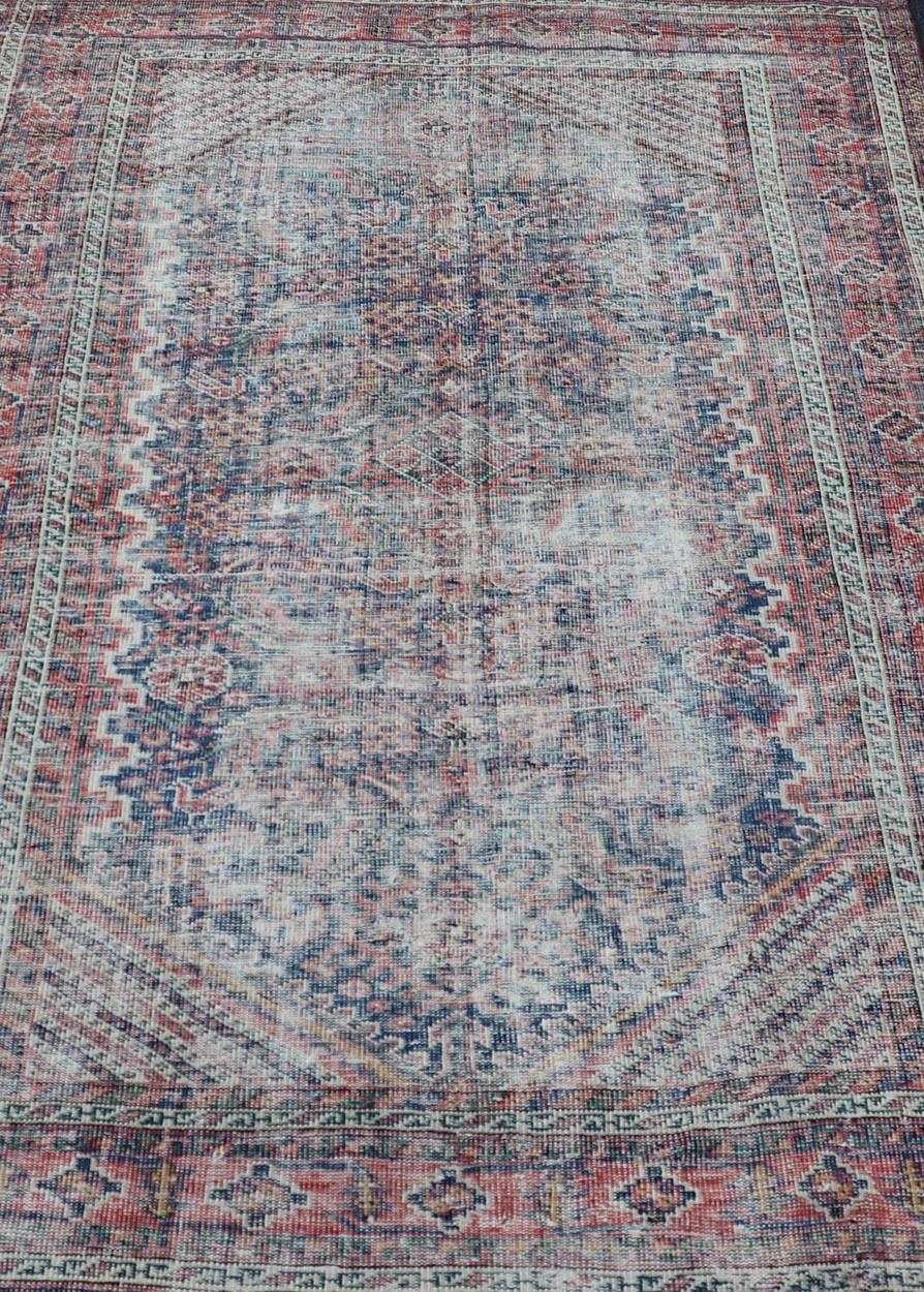 Antiker persischer Mahal-Teppich im Used-Look im Used-Look mit verblasstem All-Over-Design 4'0