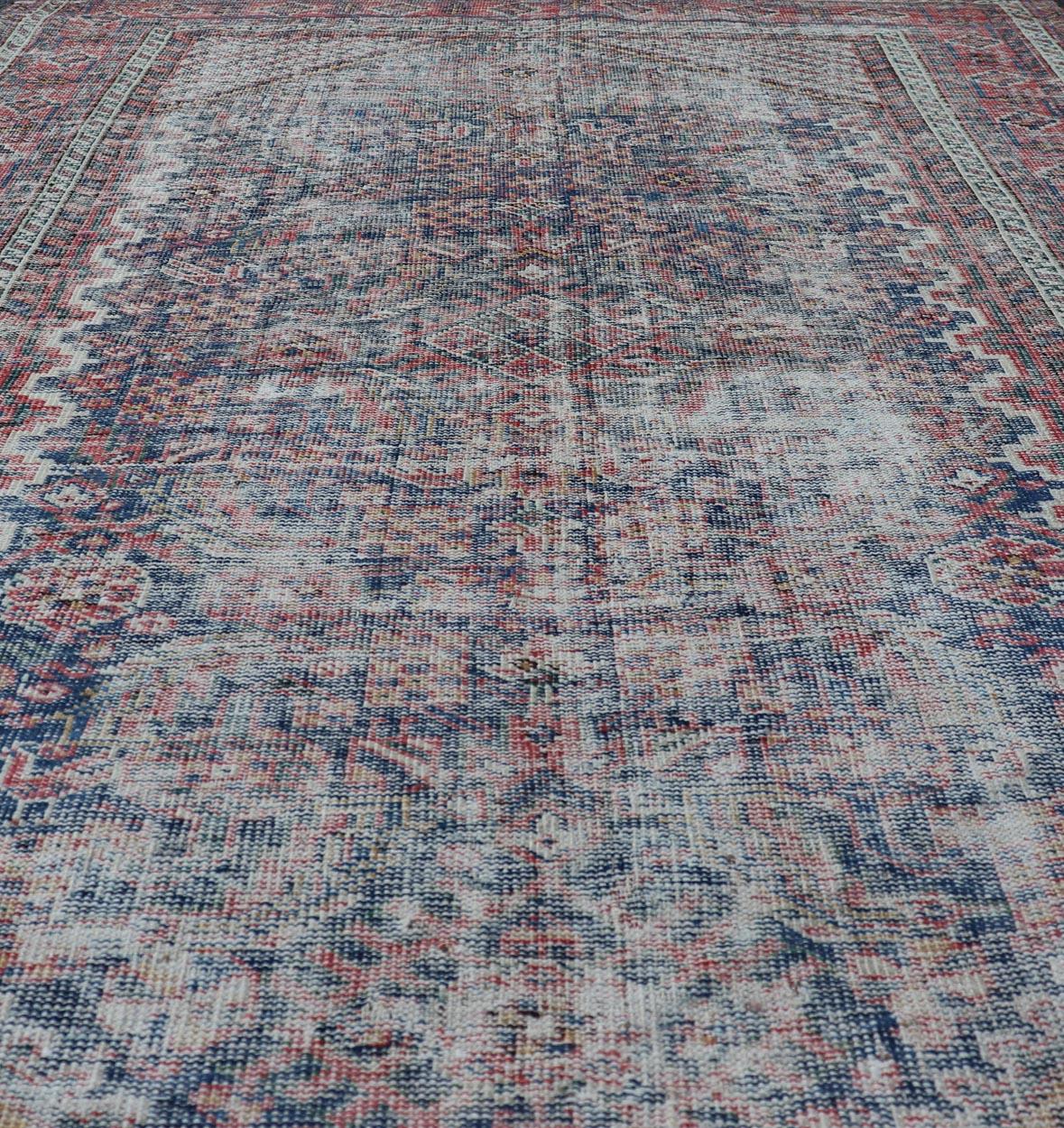 Antiker persischer Mahal-Teppich im Used-Look im Used-Look mit verblasstem All-Over-Design 4'0