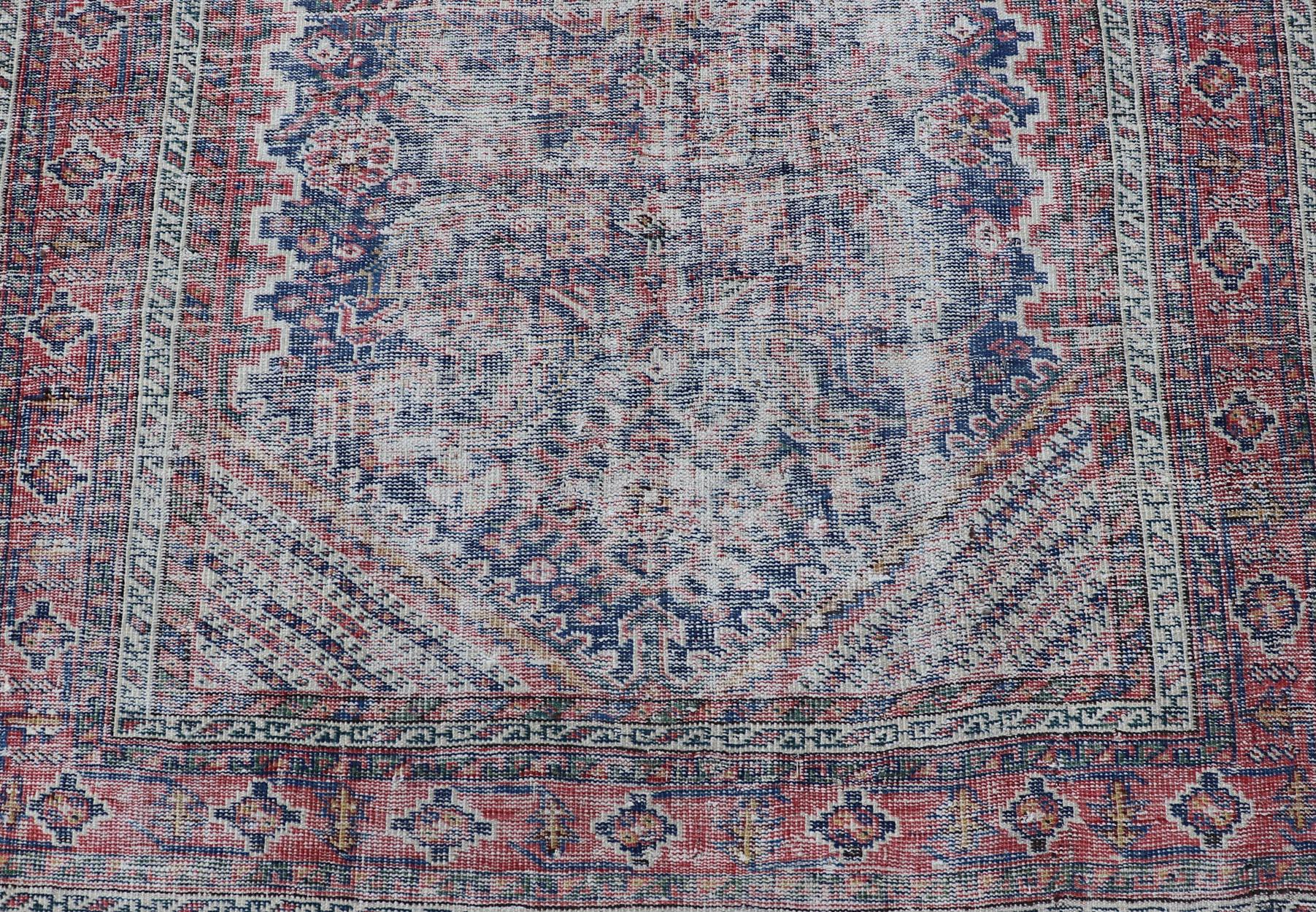 Antiker persischer Mahal-Teppich im Used-Look im Used-Look mit verblasstem All-Over-Design 4'0