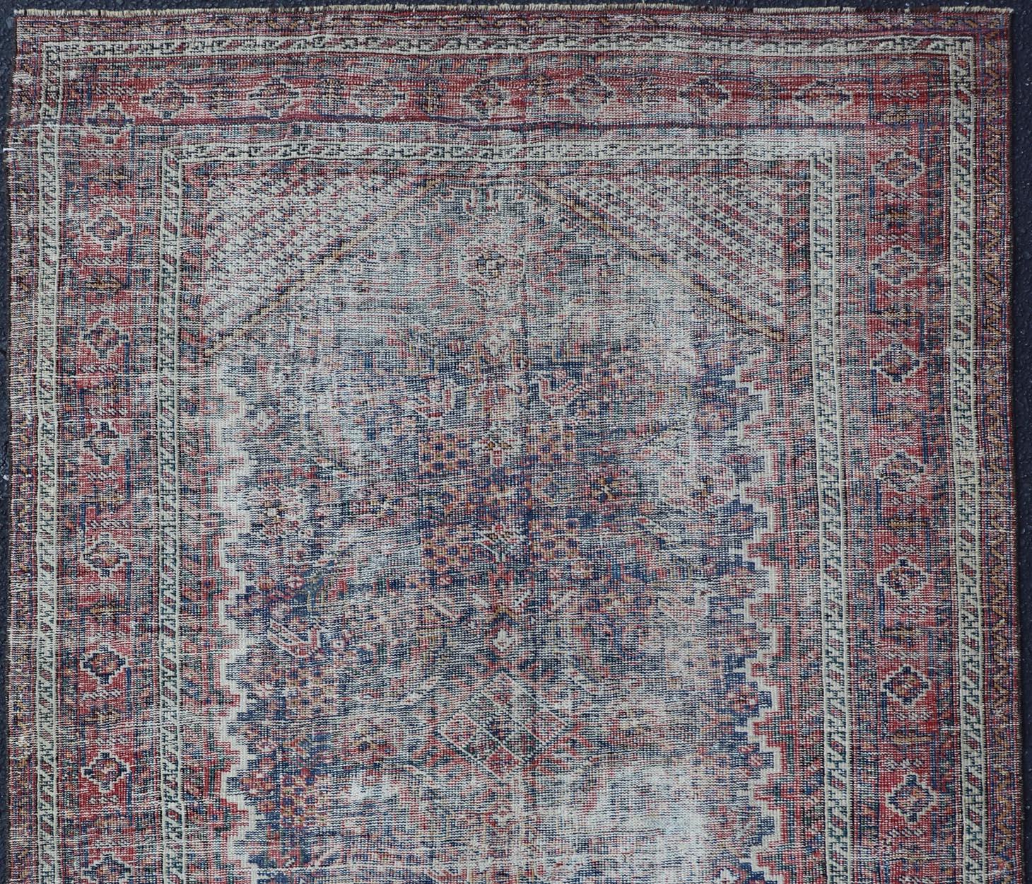 Antiker persischer Mahal-Teppich im Used-Look im Used-Look mit verblasstem All-Over-Design 4'0