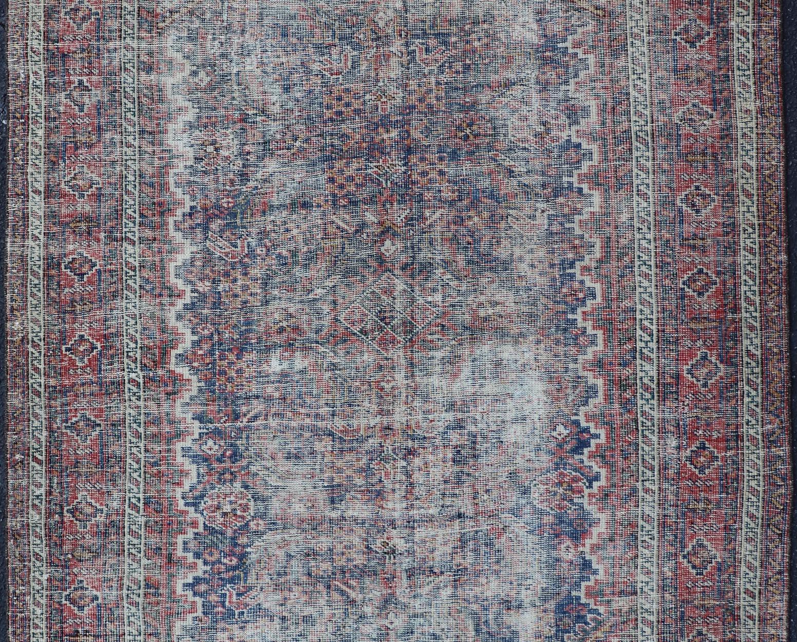 Antiker persischer Mahal-Teppich im Used-Look im Used-Look mit verblasstem All-Over-Design 4'0