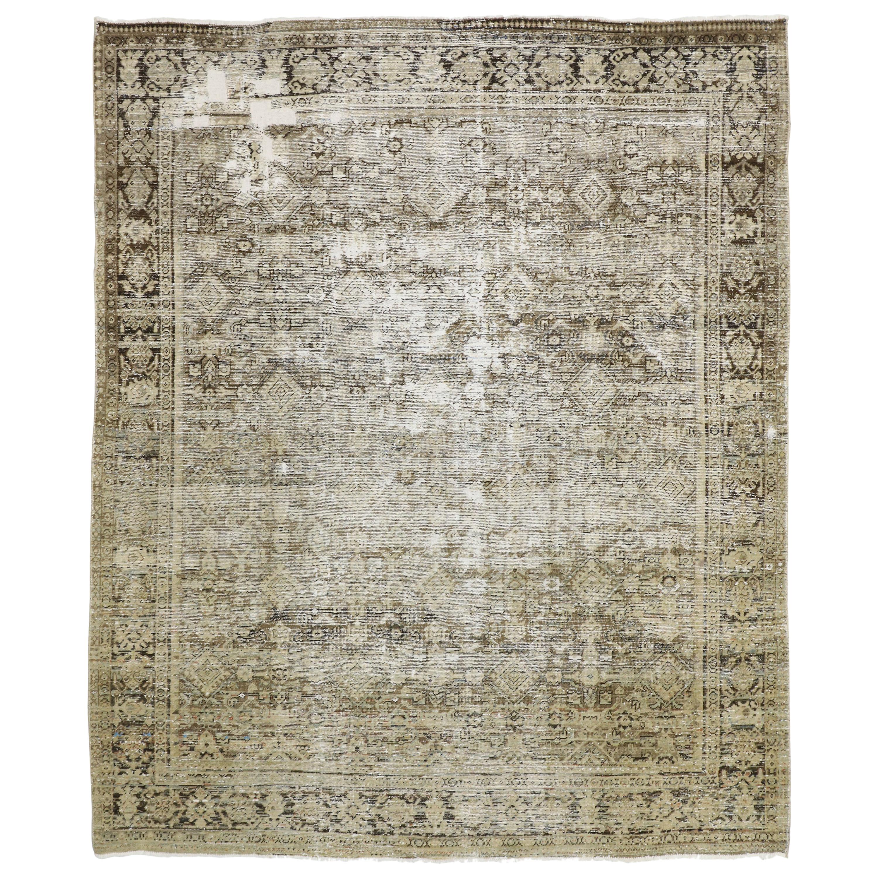 Tapis persan ancien en détresse de style manoir anglais rustique et moderne